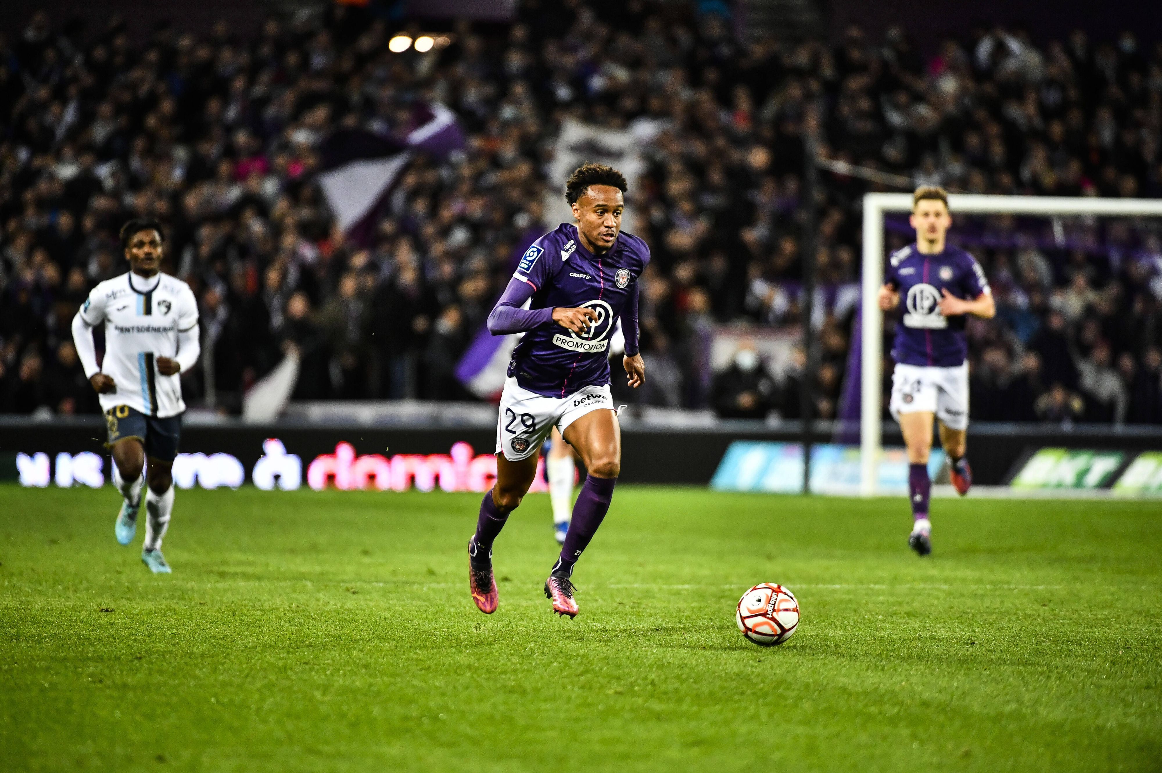 Nathan N'Goumou führt den Ball im Spiel gegen Le Havre AC nach vorne.