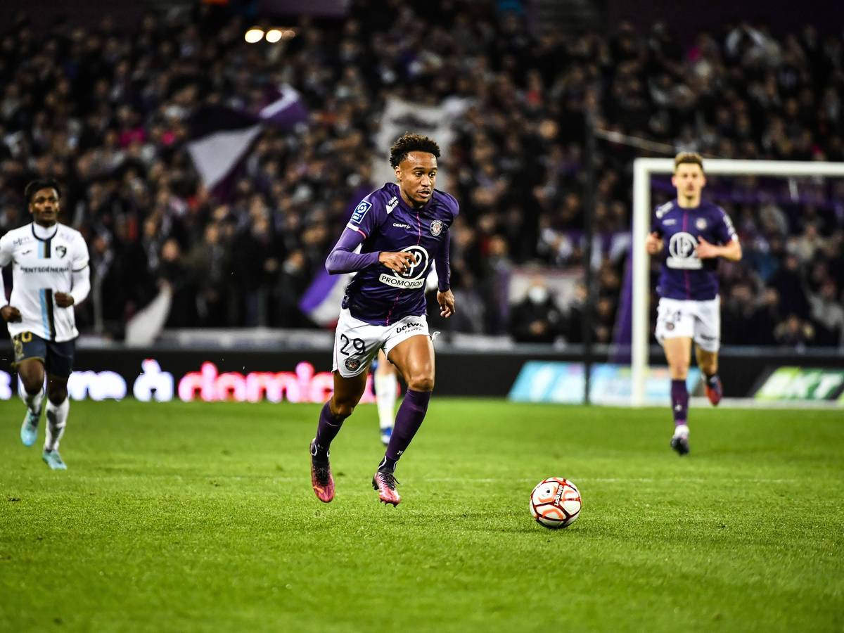 Nathan N'Goumou führt den Ball im Spiel gegen Le Havre AC nach vorne.