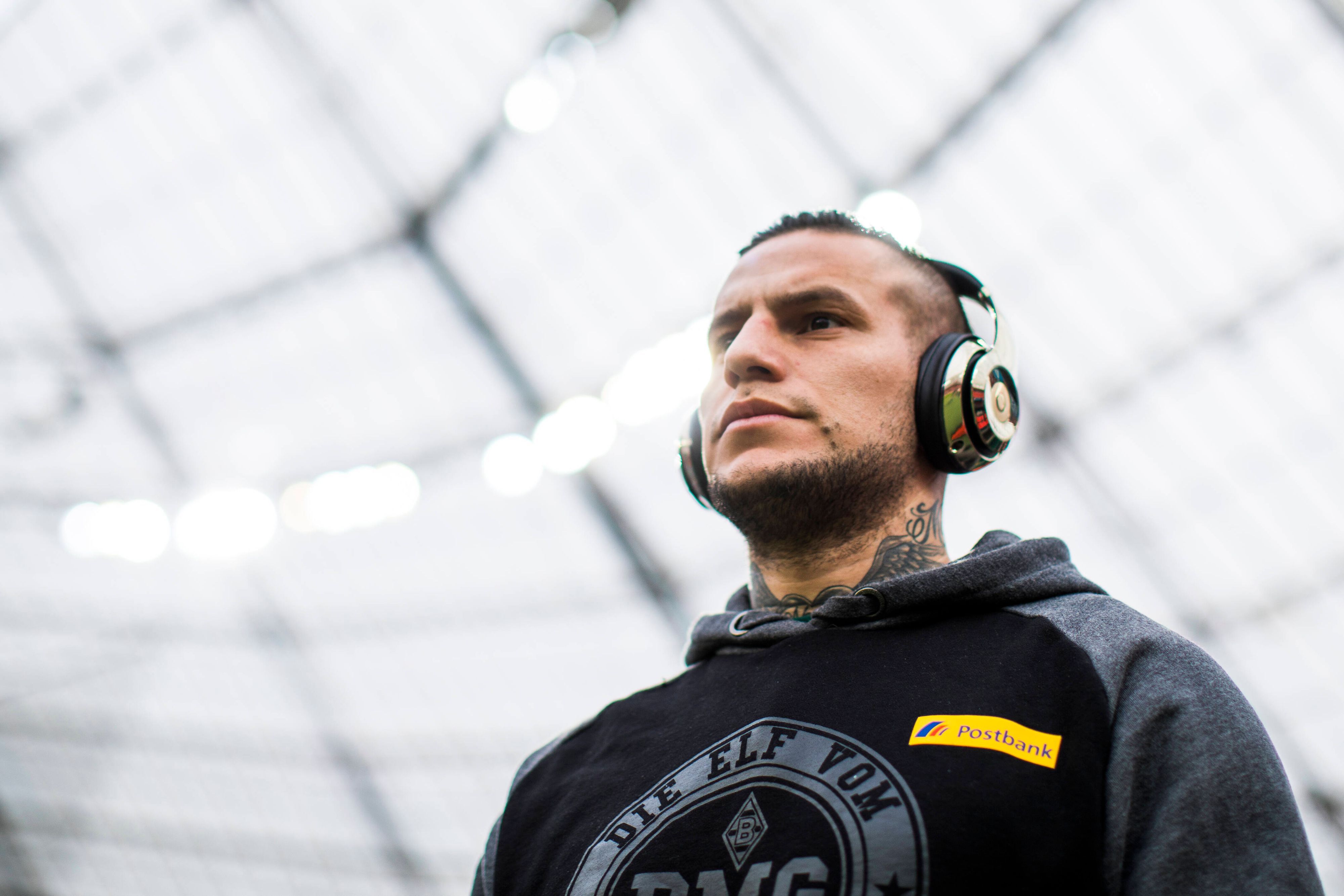 Raul Bobadilla, ehemaliger Spieler von Borussia Mönchengladbach. Auf diesem Bild ist der Stürmer am 10. März 2018 in Leverkusen zu sehen. Bobadilla trägt Kopfhörer.