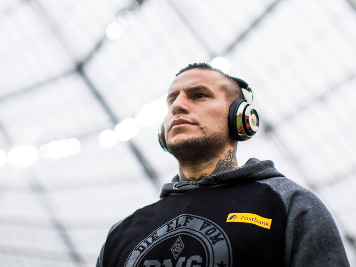 Raul Bobadilla, ehemaliger Spieler von Borussia Mönchengladbach. Auf diesem Bild ist der Stürmer am 10. März 2018 in Leverkusen zu sehen. Bobadilla trägt Kopfhörer.