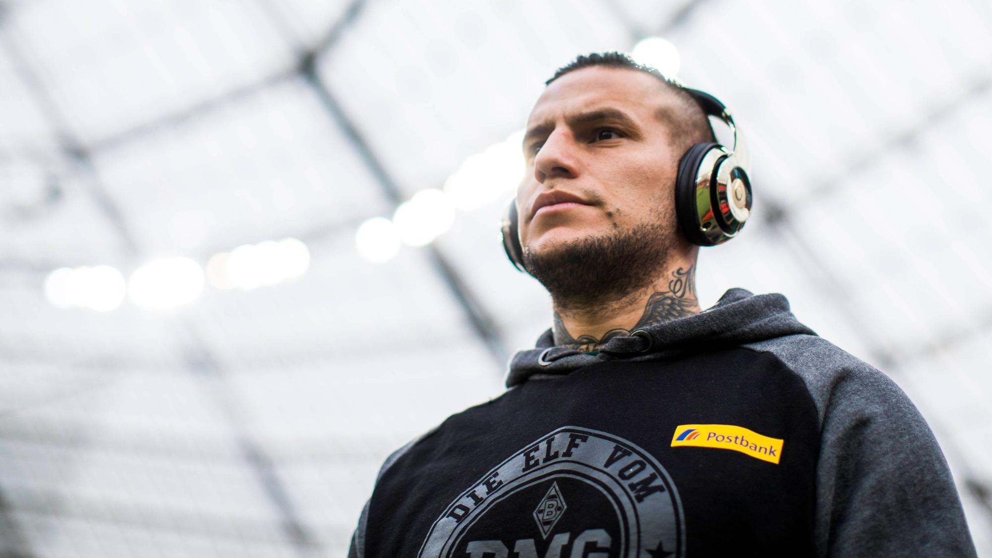 Raul Bobadilla, ehemaliger Spieler von Borussia Mönchengladbach. Auf diesem Bild ist der Stürmer am 10. März 2018 in Leverkusen zu sehen. Bobadilla trägt Kopfhörer.