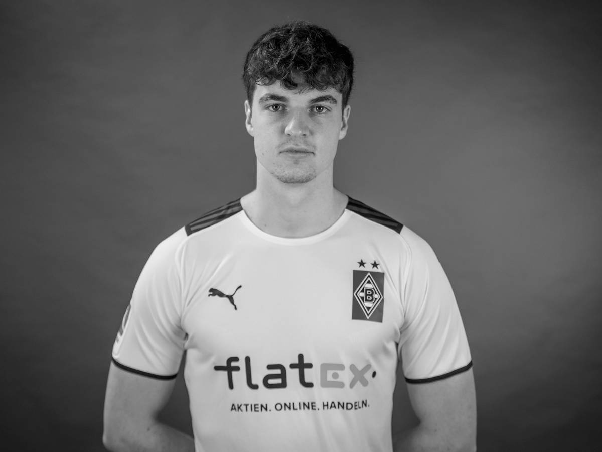Borussia Mönchengladbach trauert um Jordi Bongard (†20), der bei einem Verkehrsunfall ums Leben gekommen ist. Bongard trägt ein Borussia-Trikot.