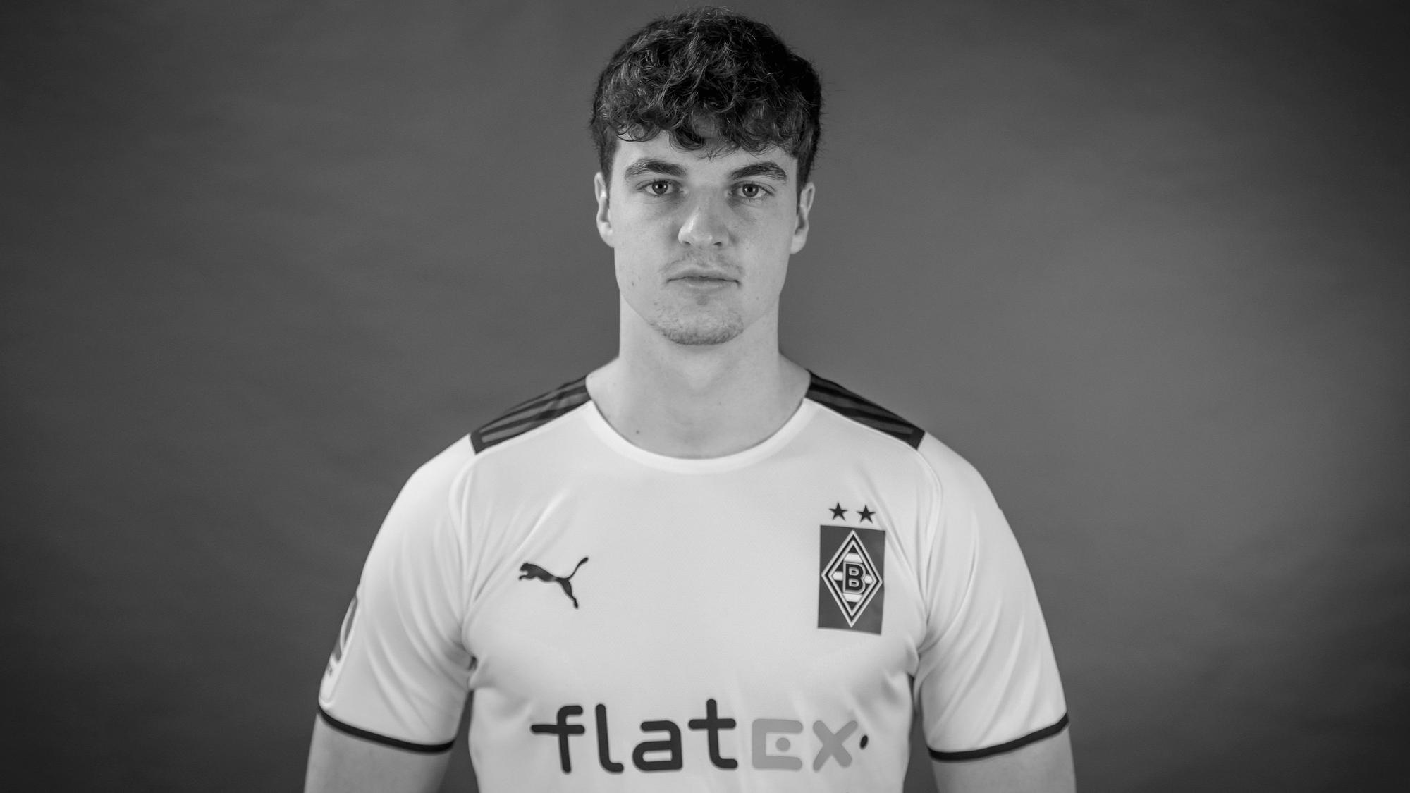 Borussia Mönchengladbach trauert um Jordi Bongard (†20), der bei einem Verkehrsunfall ums Leben gekommen ist. Bongard trägt ein Borussia-Trikot.