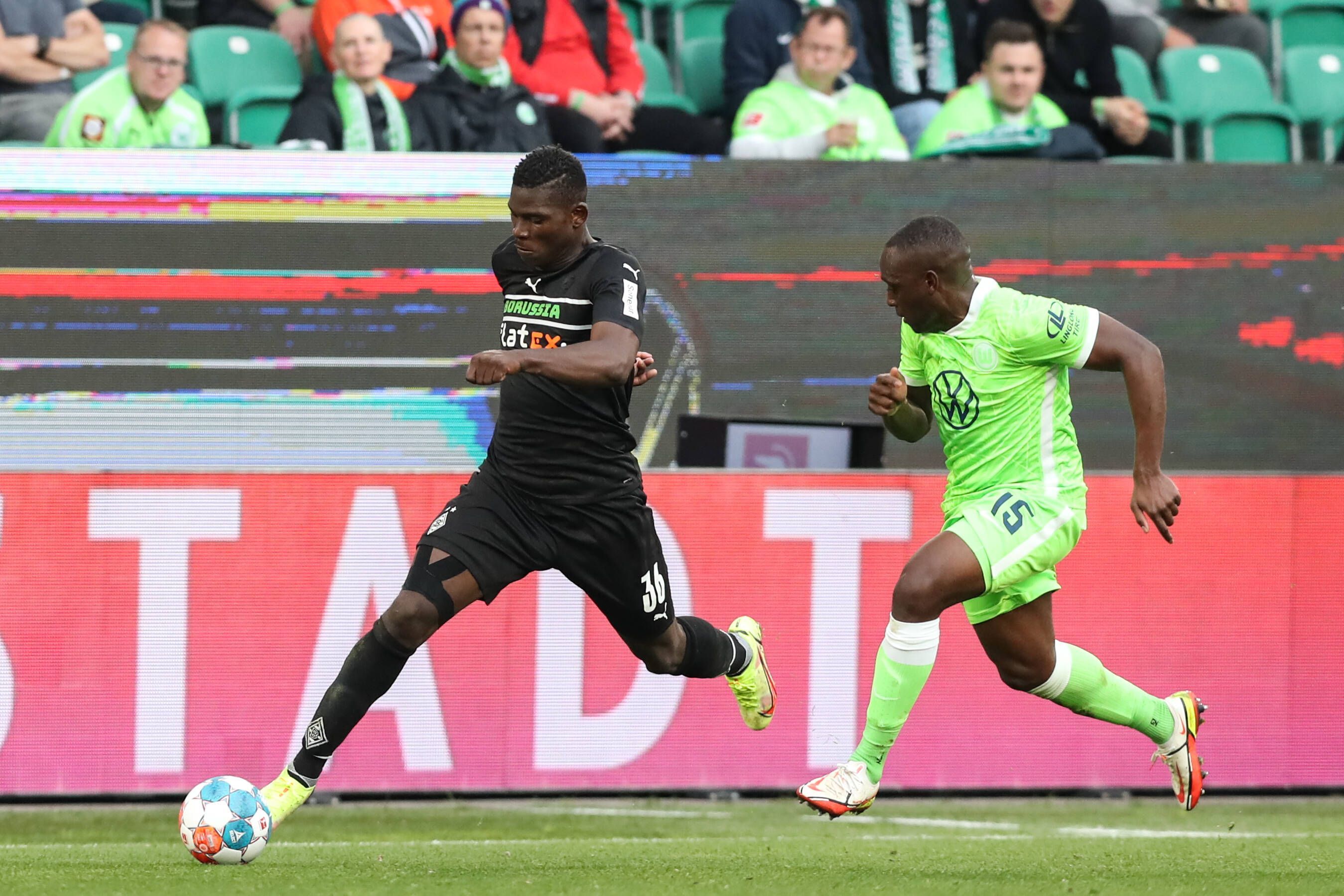 Borussia Mönchengladbachs Breel Embolo (l.) sprintet im Laufduell mit Wolfsburgs Jerome Roussillon (r.) am 7. Spieltag der Fußballbundesliga in der Volkswagen-Arena.
