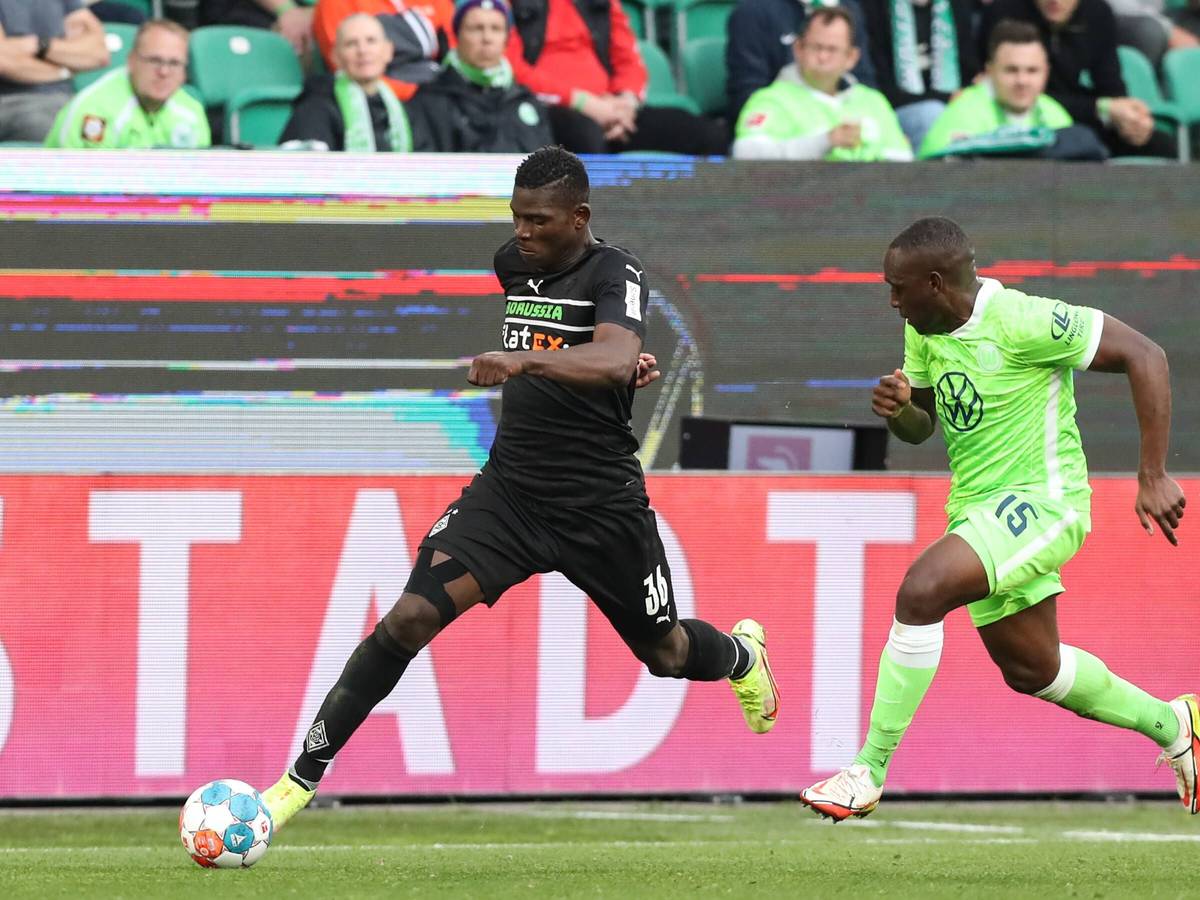 Borussia Mönchengladbachs Breel Embolo (l.) sprintet im Laufduell mit Wolfsburgs Jerome Roussillon (r.) am 7. Spieltag der Fußballbundesliga in der Volkswagen-Arena.