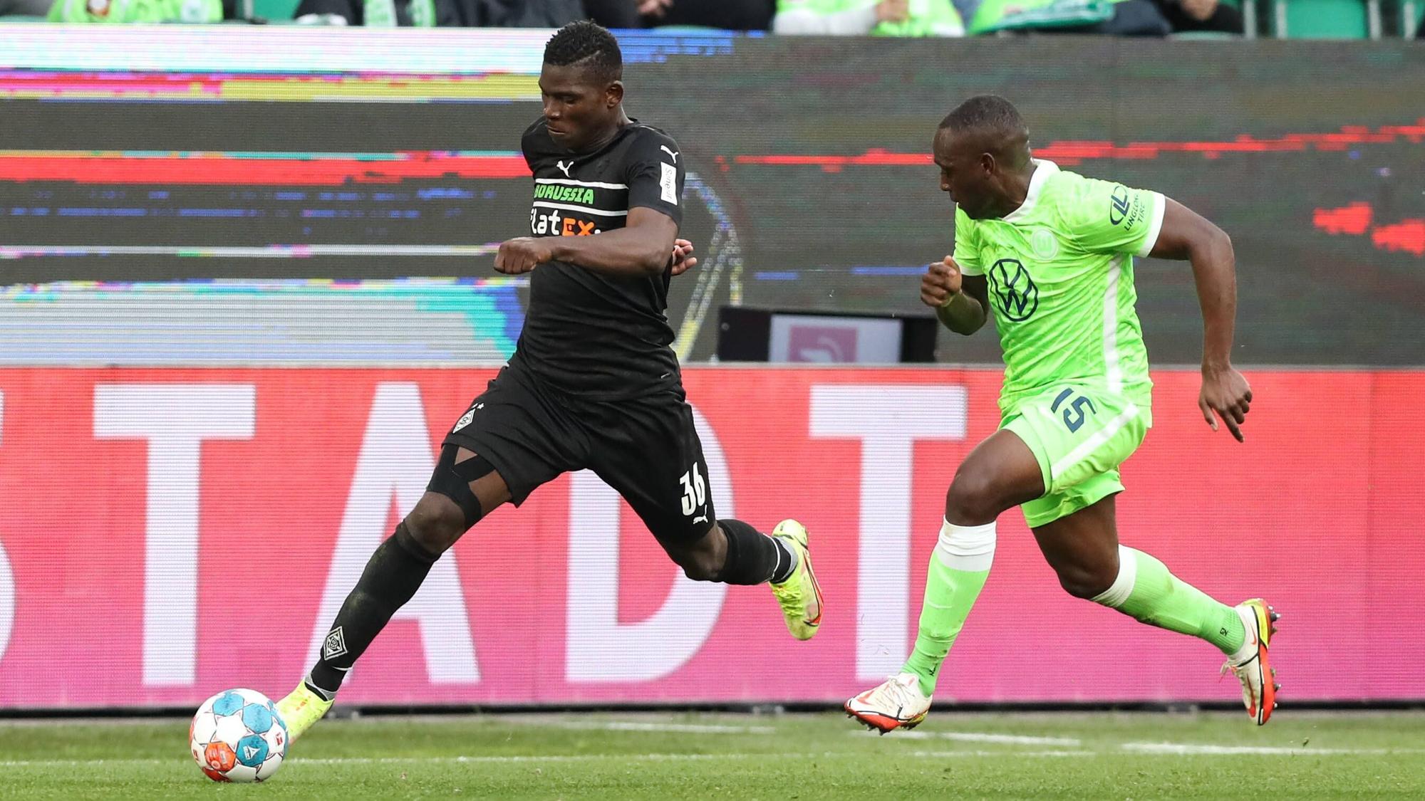 Borussia Mönchengladbachs Breel Embolo (l.) sprintet im Laufduell mit Wolfsburgs Jerome Roussillon (r.) am 7. Spieltag der Fußballbundesliga in der Volkswagen-Arena.