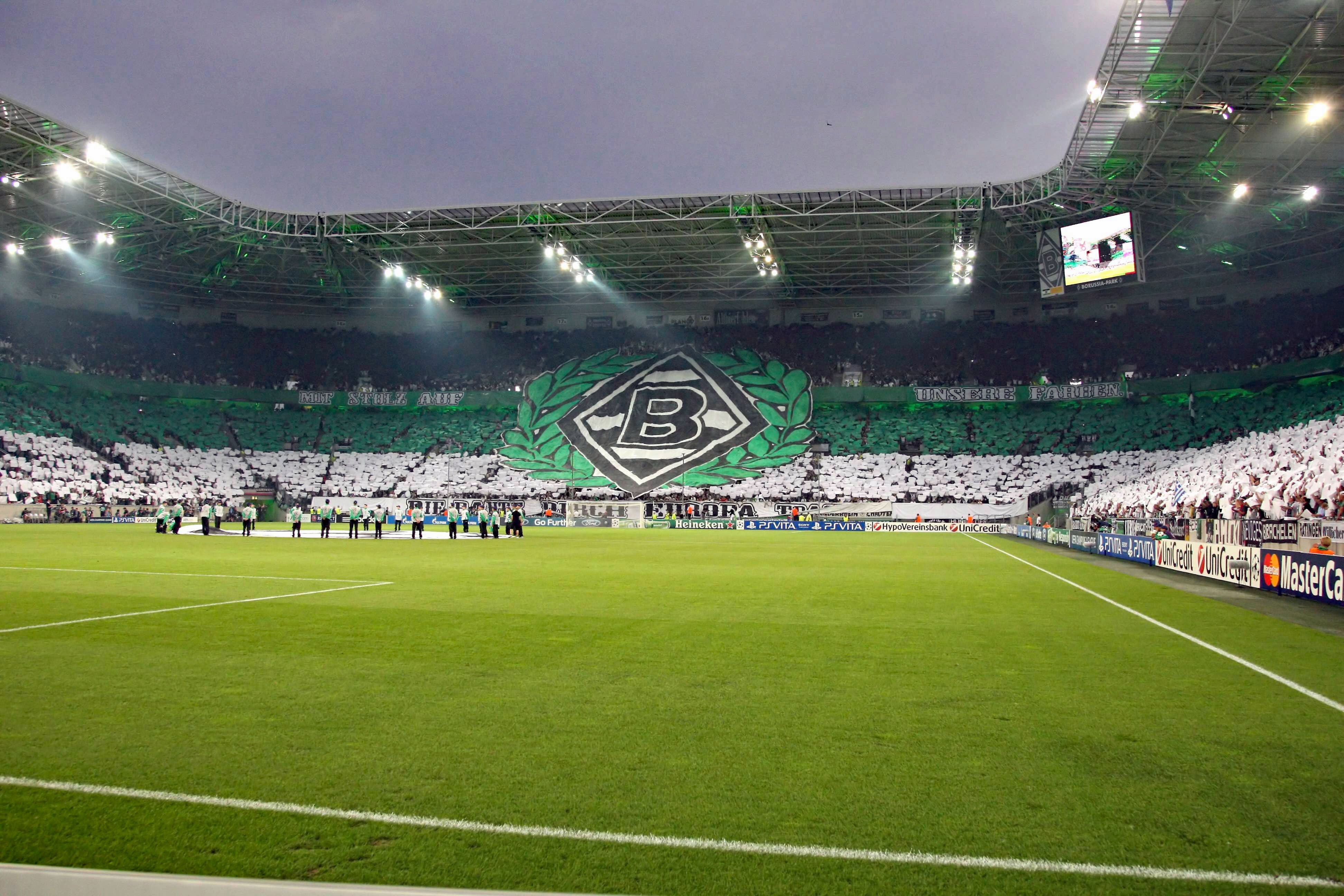 Der Borussia-Park am 21. August 2012. Die Fans auf den Rängen erwarten die Mannschaften von Borussia Mönchengladbach und Dynamo Kiew zum Qualifikations-Duell für die UEFA Champions League. Zu sehen ist eine Choreografie der Gladbach-Anhänger.