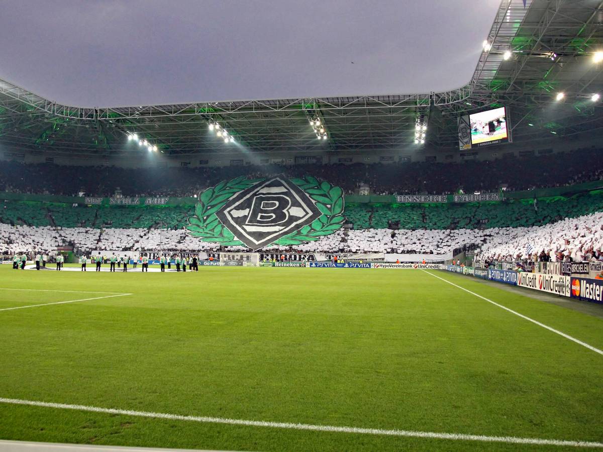 Der Borussia-Park am 21. August 2012. Die Fans auf den Rängen erwarten die Mannschaften von Borussia Mönchengladbach und Dynamo Kiew zum Qualifikations-Duell für die UEFA Champions League. Zu sehen ist eine Choreografie der Gladbach-Anhänger.