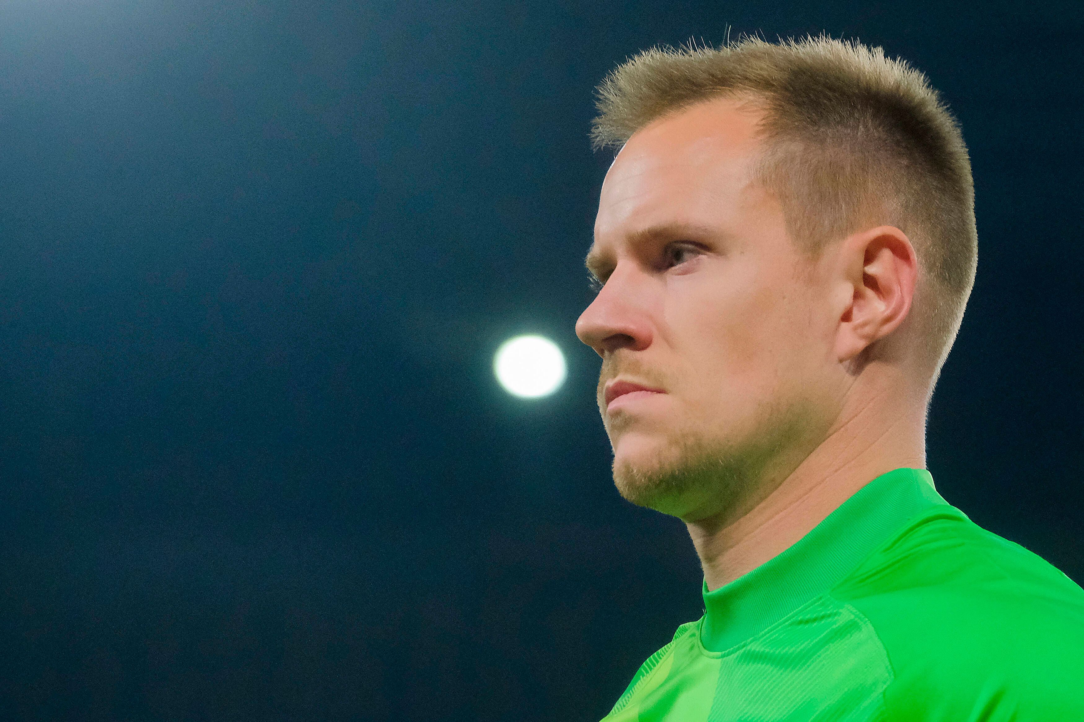 Marc-André ter Stegen, Torhüter des FC Barcelona, beim Europa-League-Spiel gegen den SSC Neapel am 24. Februar 2022 fokussiert schauend.