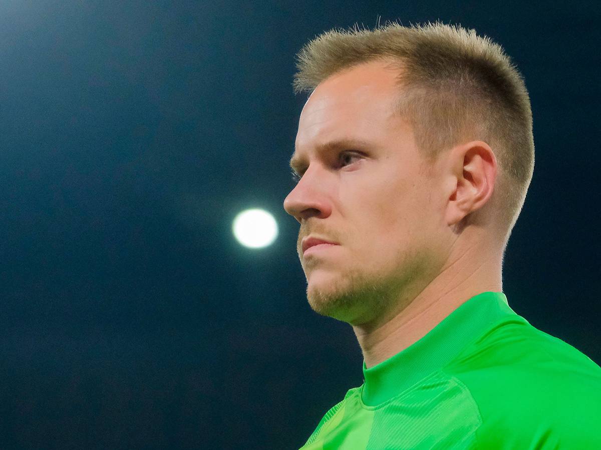 Marc-André ter Stegen, Torhüter des FC Barcelona, beim Europa-League-Spiel gegen den SSC Neapel am 24. Februar 2022 fokussiert schauend.