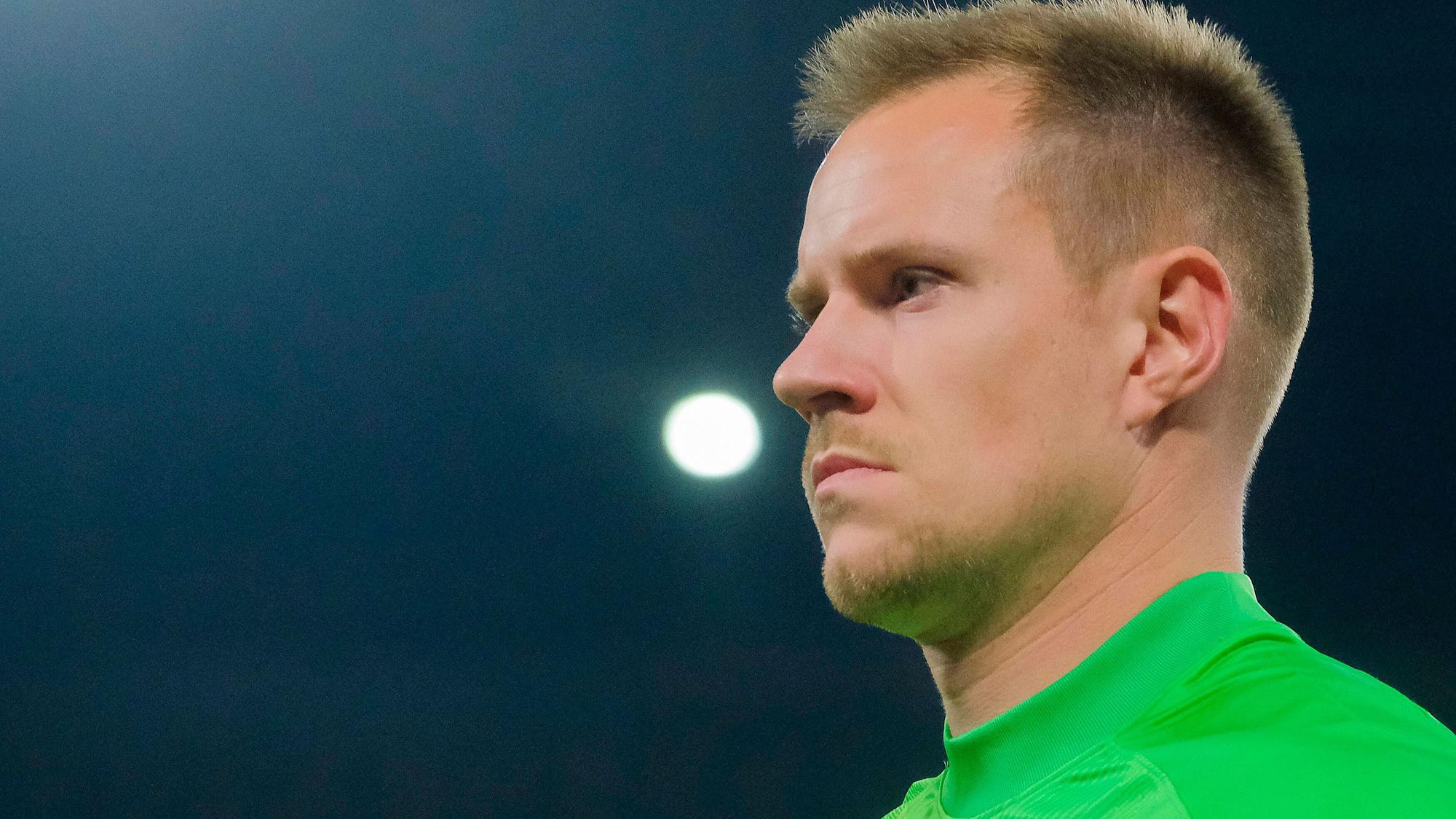 Marc-André ter Stegen, Torhüter des FC Barcelona, beim Europa-League-Spiel gegen den SSC Neapel am 24. Februar 2022 fokussiert schauend.