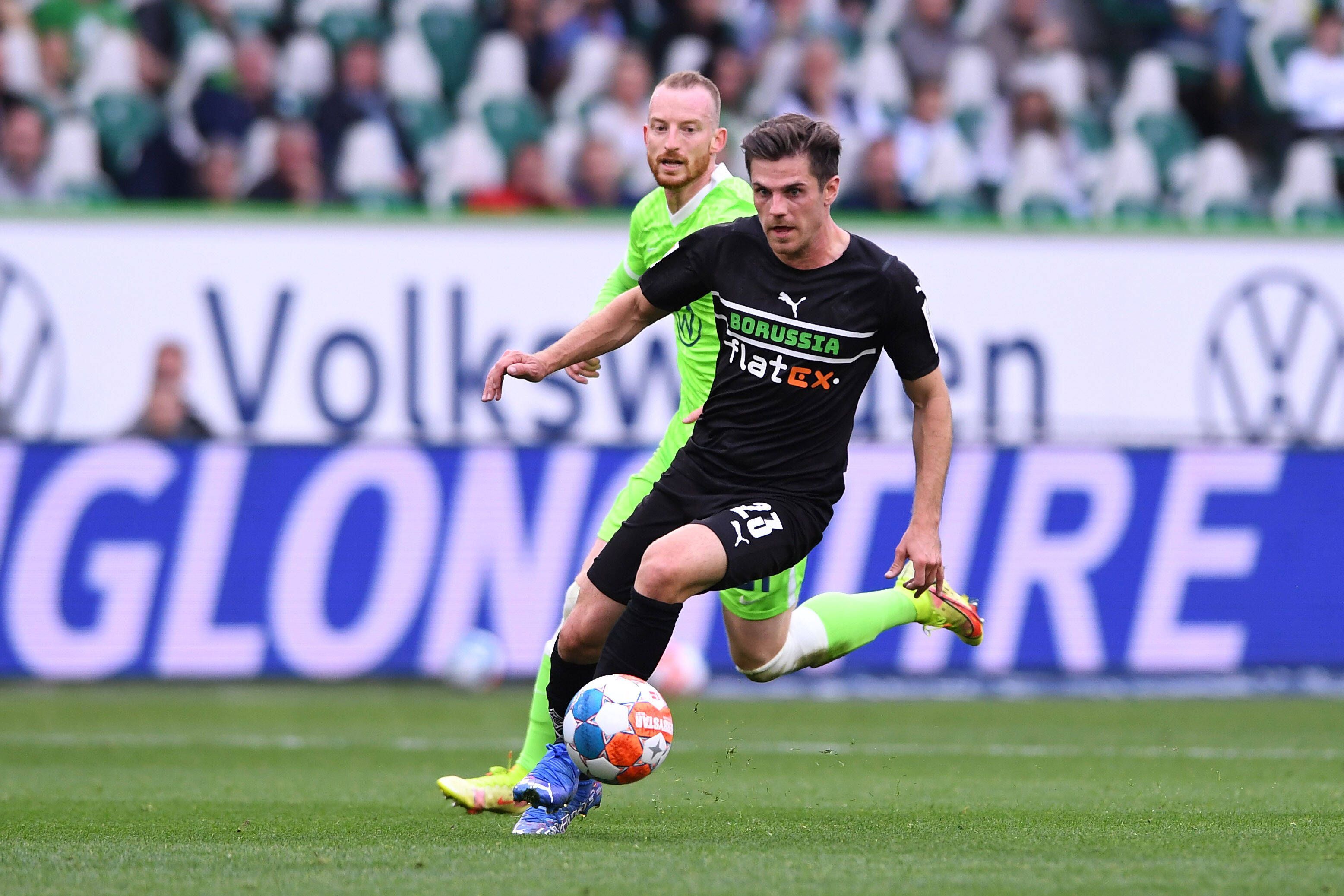 Im Hinspiel am 2. Oktober 2021 setzte sich Borussia Mönchengladbach mit 3:1 beim VfL Wolfsburg durch. Das Foto zeigt Jonas Hofmann (vorne) im Laufduell mit Maximilian Arnold (hinten).