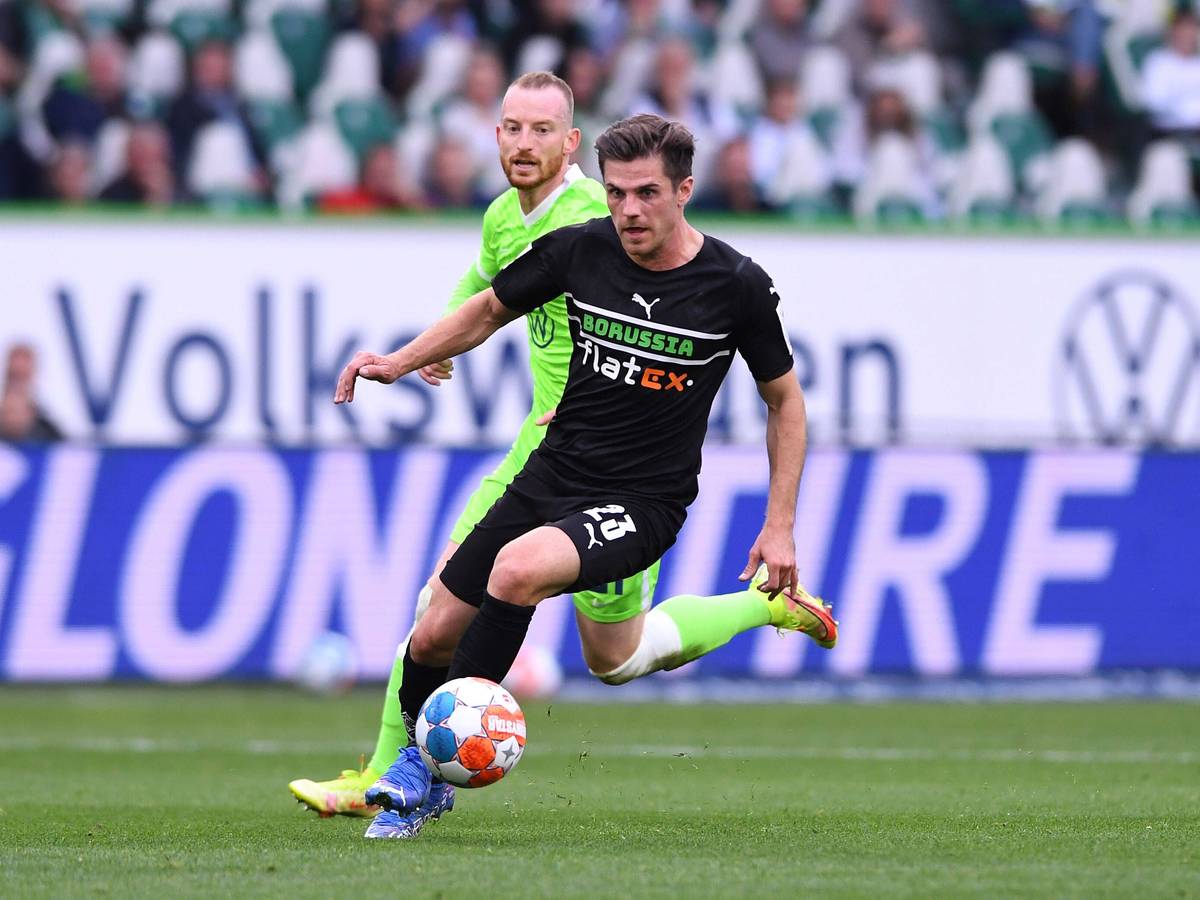 Im Hinspiel am 2. Oktober 2021 setzte sich Borussia Mönchengladbach mit 3:1 beim VfL Wolfsburg durch. Das Foto zeigt Jonas Hofmann (vorne) im Laufduell mit Maximilian Arnold (hinten).