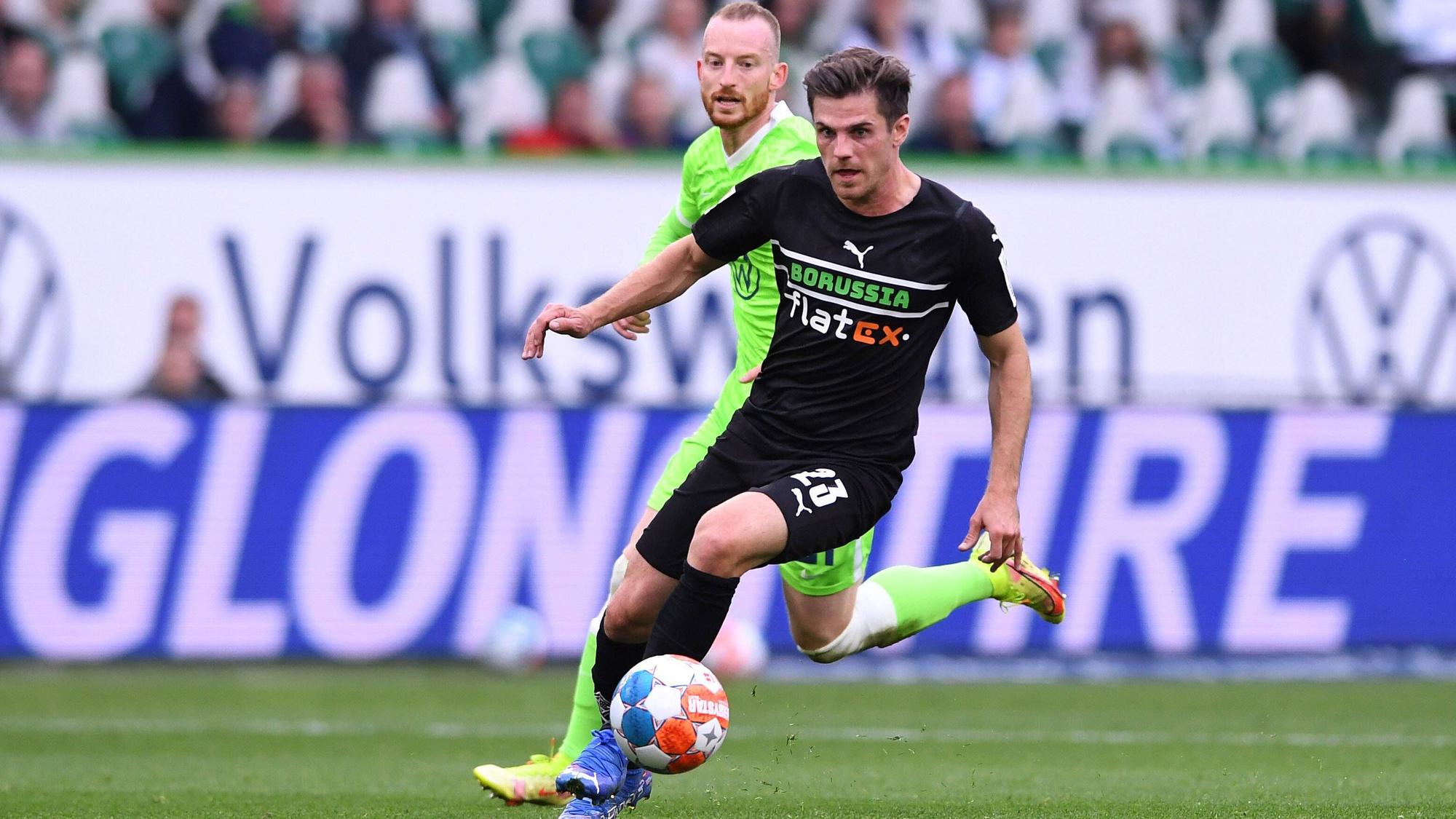 Im Hinspiel am 2. Oktober 2021 setzte sich Borussia Mönchengladbach mit 3:1 beim VfL Wolfsburg durch. Das Foto zeigt Jonas Hofmann (vorne) im Laufduell mit Maximilian Arnold (hinten).