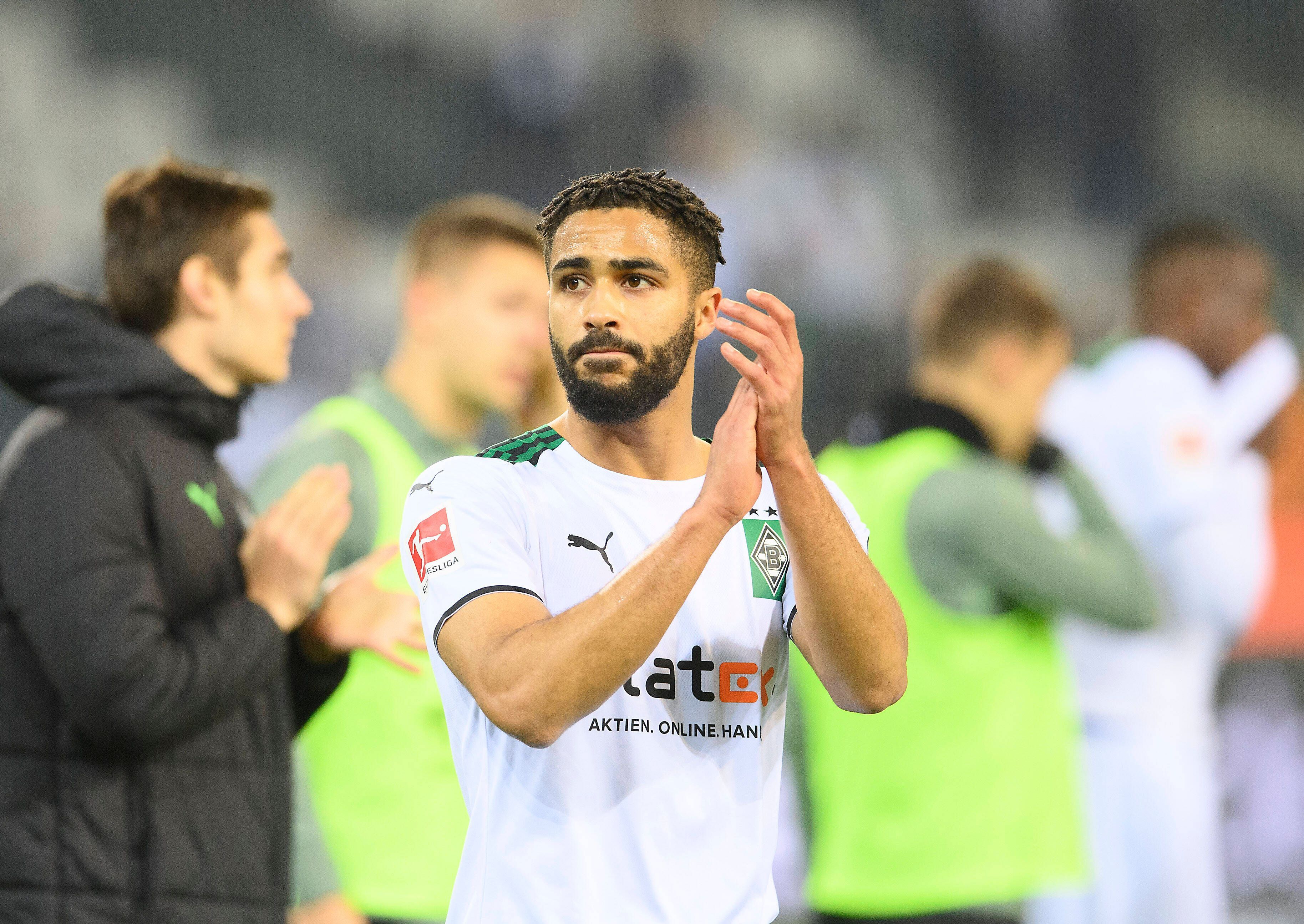 Verlässt Borussia Mönchengladbach diesen Sommer: Offensivspieler Keanan Bennetts, hier zu sehen am 15. Dezember 2021 im Borussia-Park. Bennetts klatscht in die Hände.