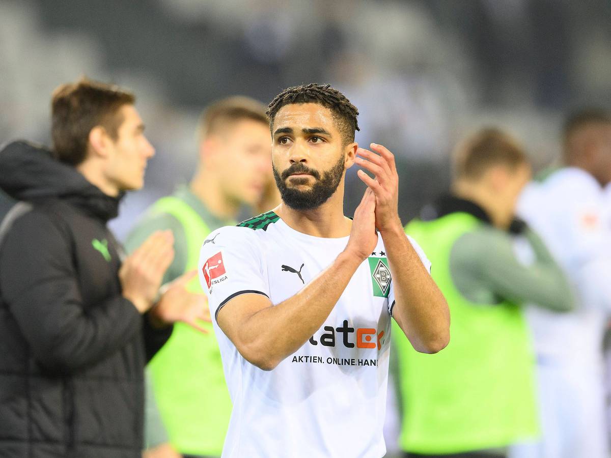 Verlässt Borussia Mönchengladbach diesen Sommer: Offensivspieler Keanan Bennetts, hier zu sehen am 15. Dezember 2021 im Borussia-Park. Bennetts klatscht in die Hände.