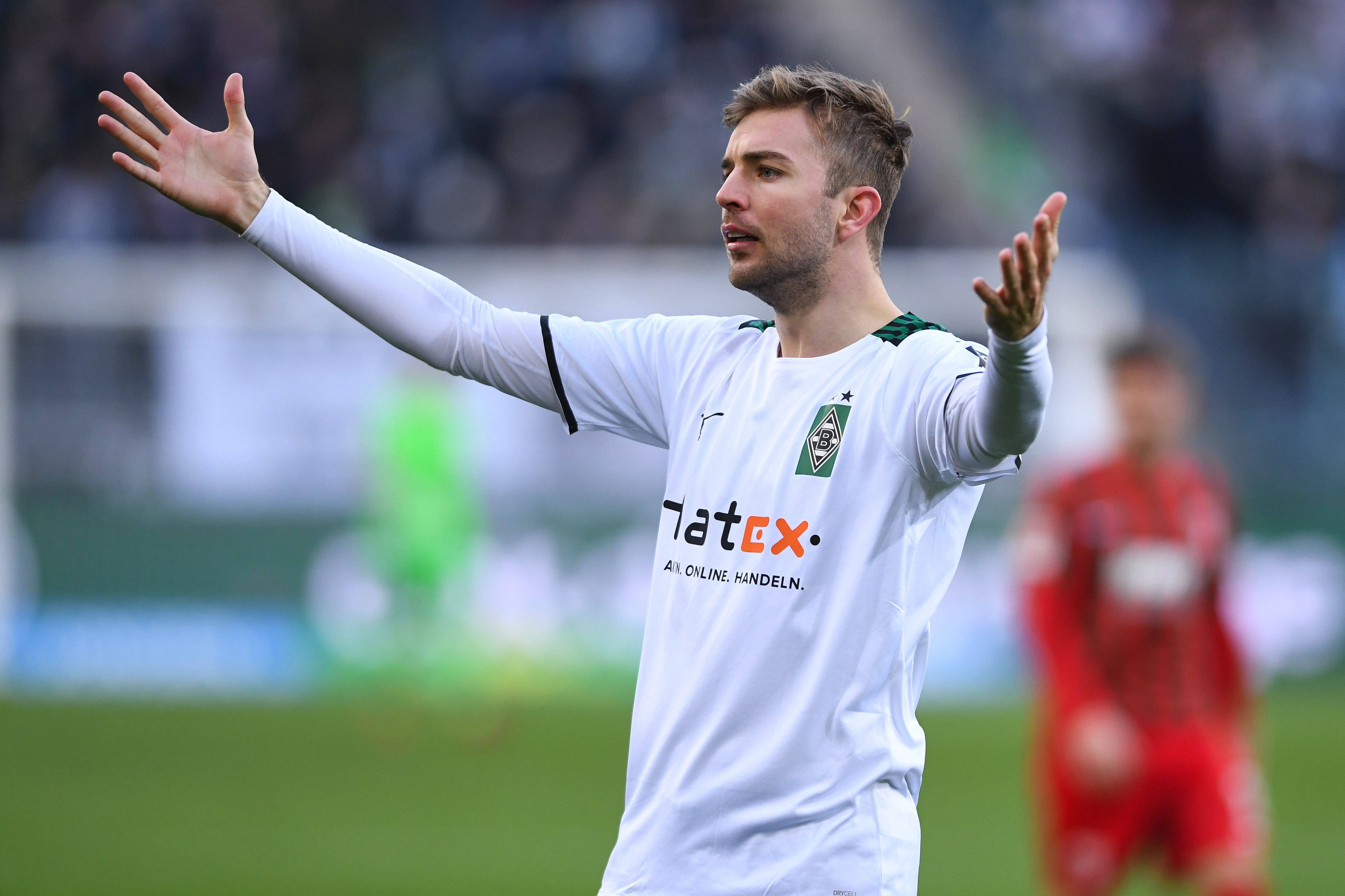 Christoph Kramer von Borussia Mönchengladbach hält beim Heimspiel gegen den FC Augsburg am 12. Februar 2022 die Hände in die Luft und beschwert sich.
