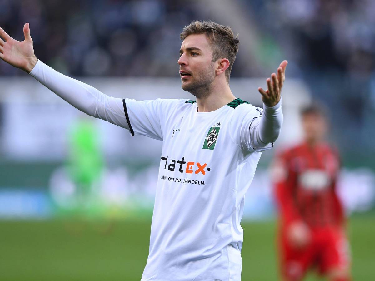 Christoph Kramer von Borussia Mönchengladbach hält beim Heimspiel gegen den FC Augsburg am 12. Februar 2022 die Hände in die Luft und beschwert sich.