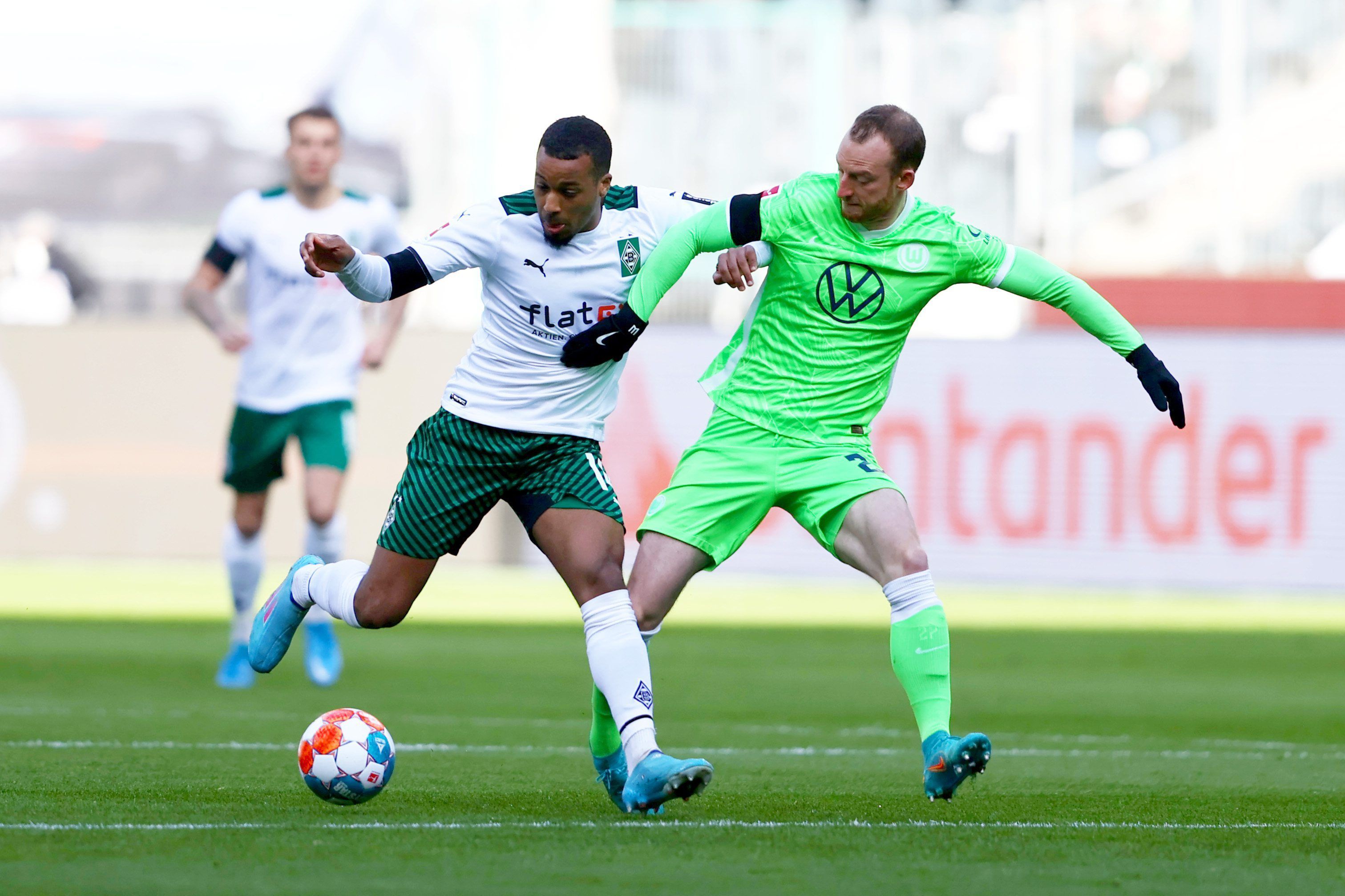 Bundesligist Borussia Mönchengladbach trifft am heutigen Samstag (26. Februar 2022) im heimischen Borussia-Park auf den VfL Wolfsburg. Das Foto zeigt Gladbachs Alassane Plea (l.) im Zweikampf mit Wolfsburgs Maximilian Arnold (r.). Beide kämpfen um den Ball.