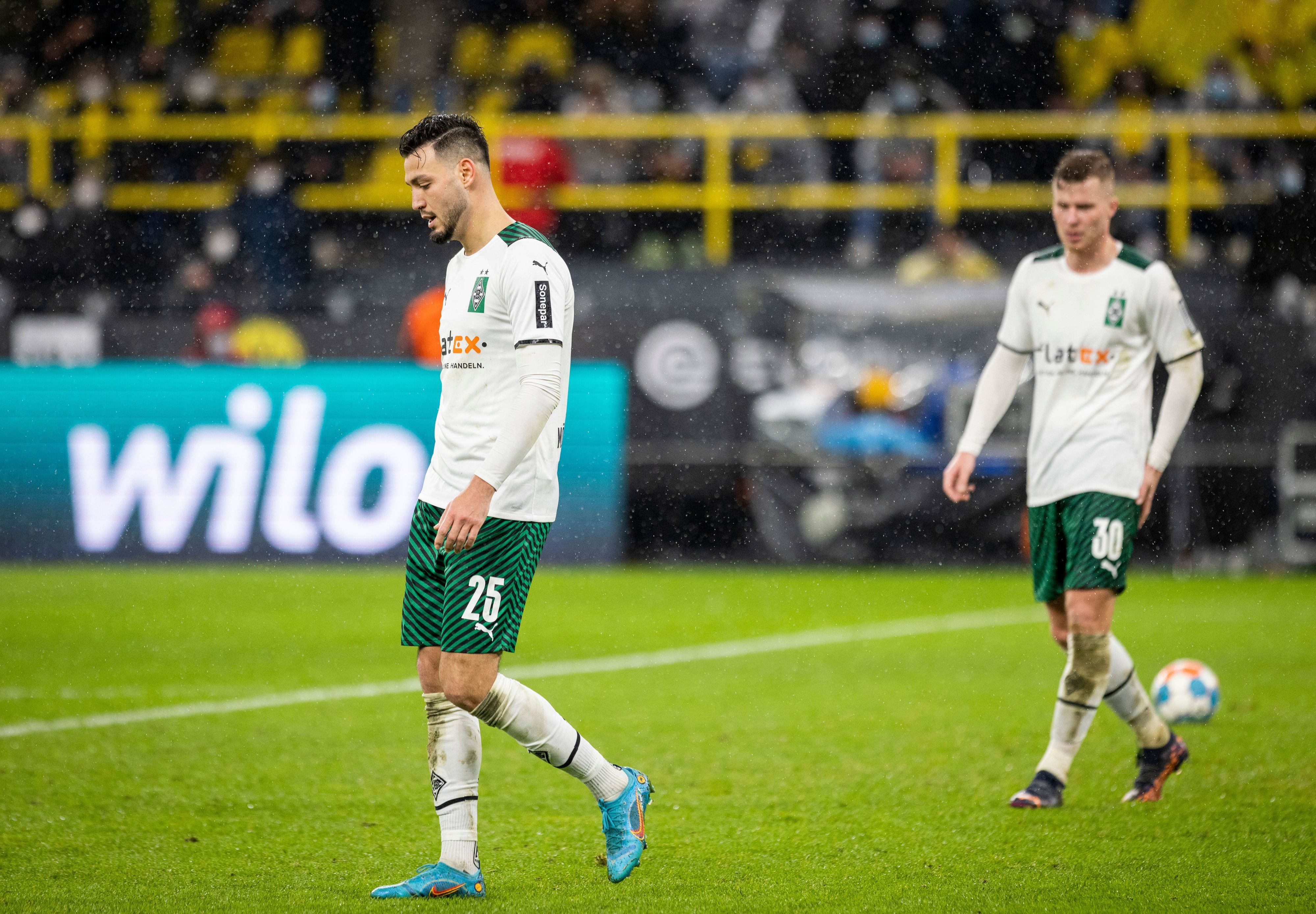 Ramy Bensebaini (l.) und Nico Elvedi (r.) schauen nach dem 0:6 bei Borussia Dortmund am 20. Februar 2022 enttäuscht.