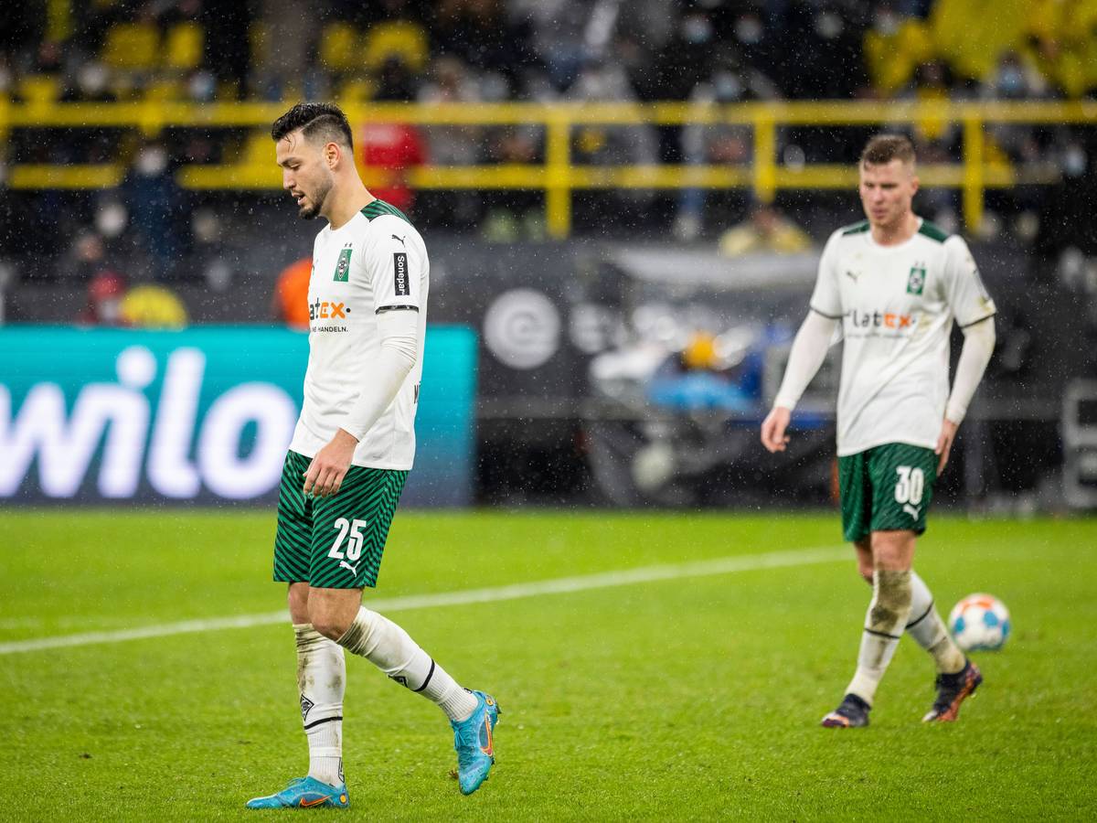 Ramy Bensebaini (l.) und Nico Elvedi (r.) schauen nach dem 0:6 bei Borussia Dortmund am 20. Februar 2022 enttäuscht.