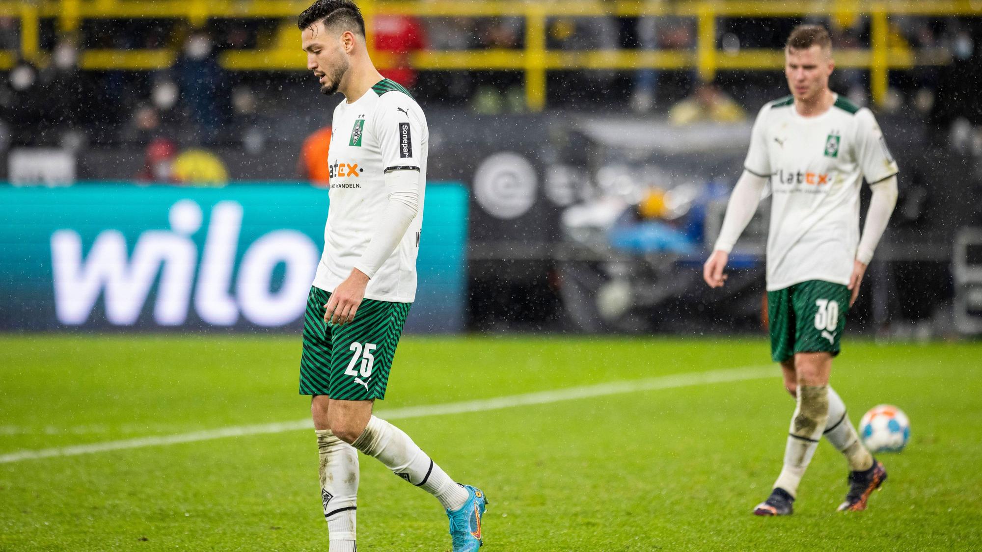 Ramy Bensebaini (l.) und Nico Elvedi (r.) schauen nach dem 0:6 bei Borussia Dortmund am 20. Februar 2022 enttäuscht.