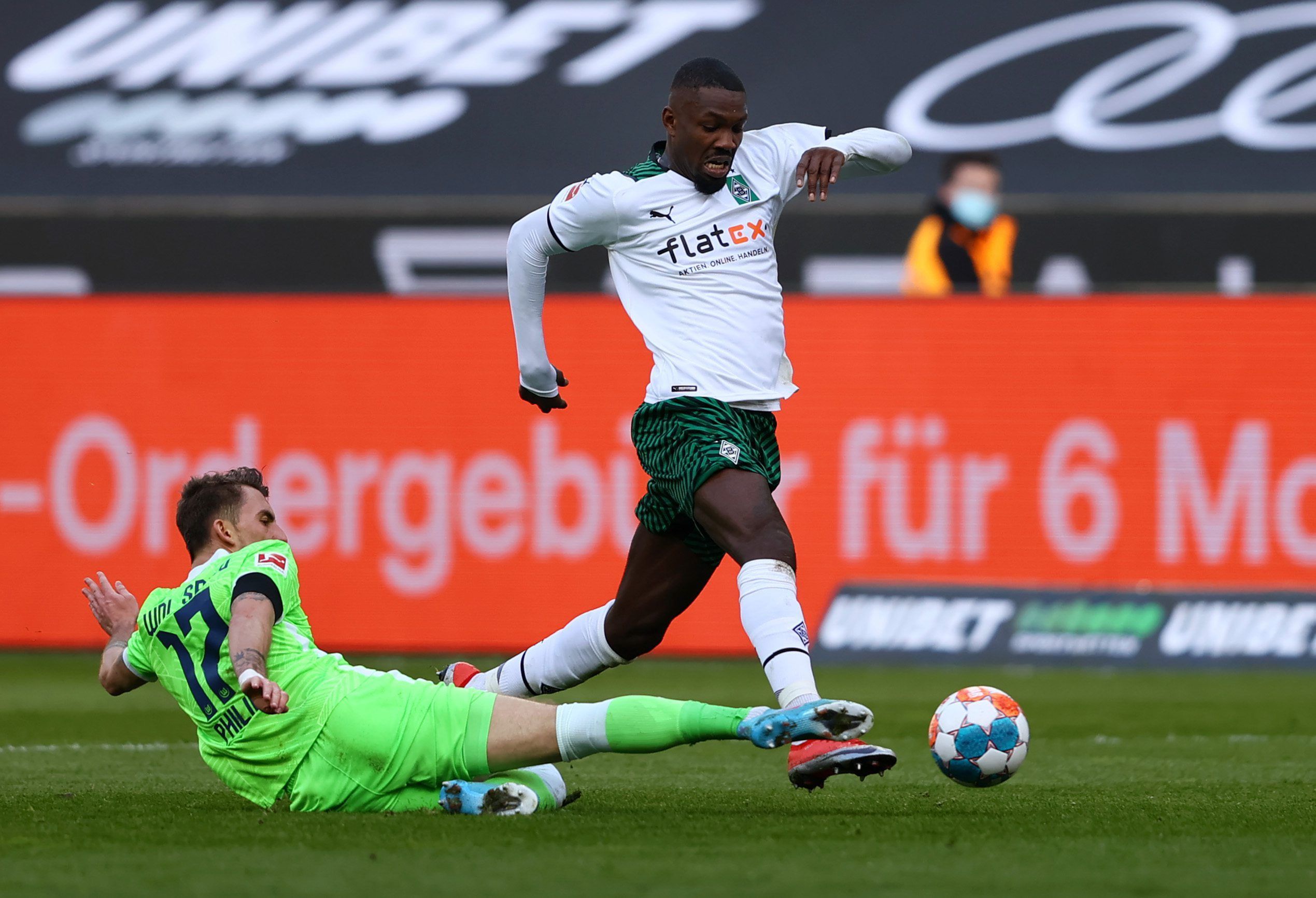Maximilian Phillipp (l.) vom VfL Wolfsburg im Zweikampf mit Marcus Thuram (r.) von Borussia Mönchengladbach.