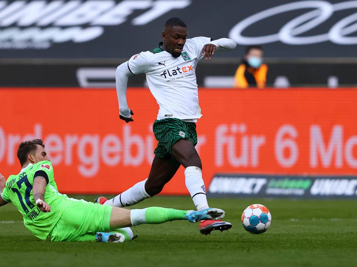 Maximilian Phillipp (l.) vom VfL Wolfsburg im Zweikampf mit Marcus Thuram (r.) von Borussia Mönchengladbach.