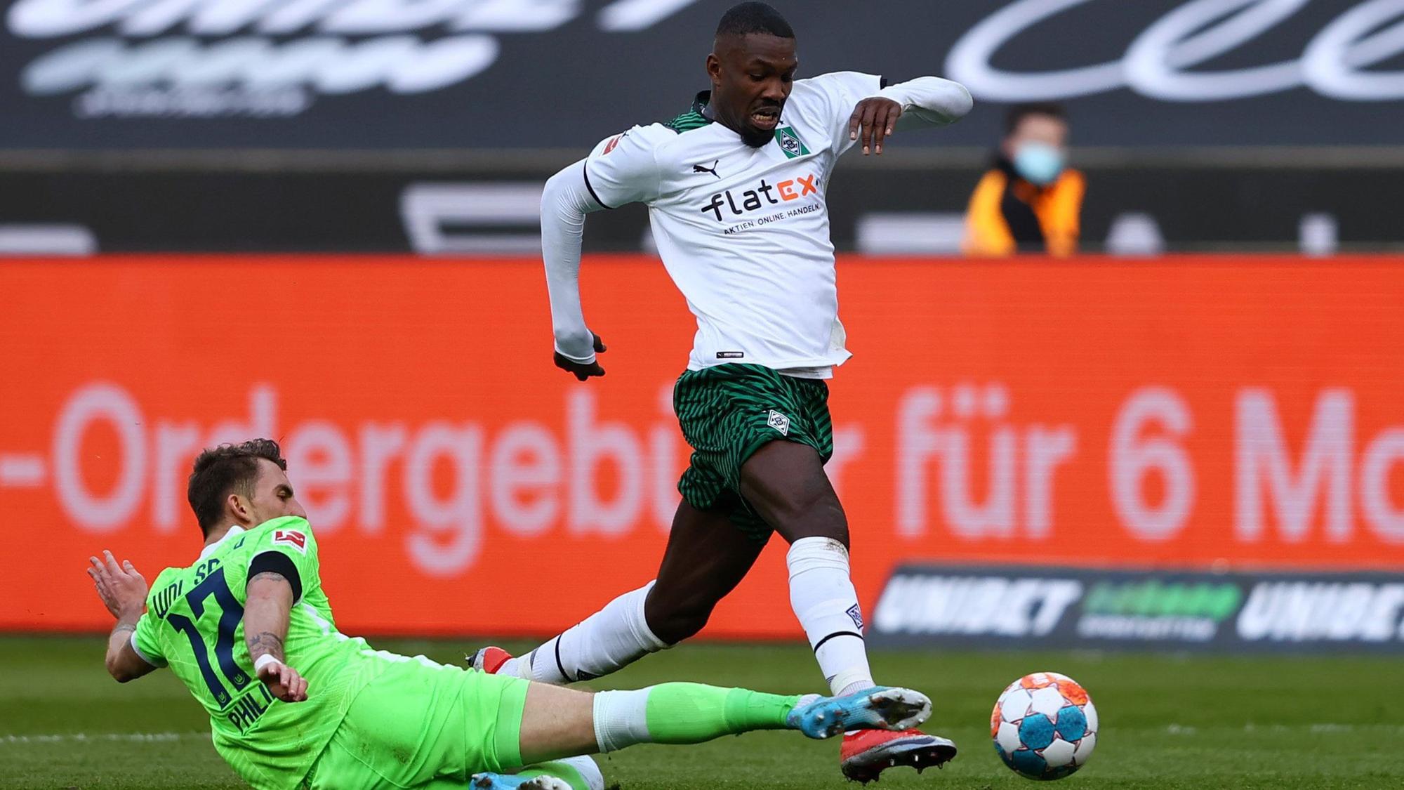 Maximilian Phillipp (l.) vom VfL Wolfsburg im Zweikampf mit Marcus Thuram (r.) von Borussia Mönchengladbach.