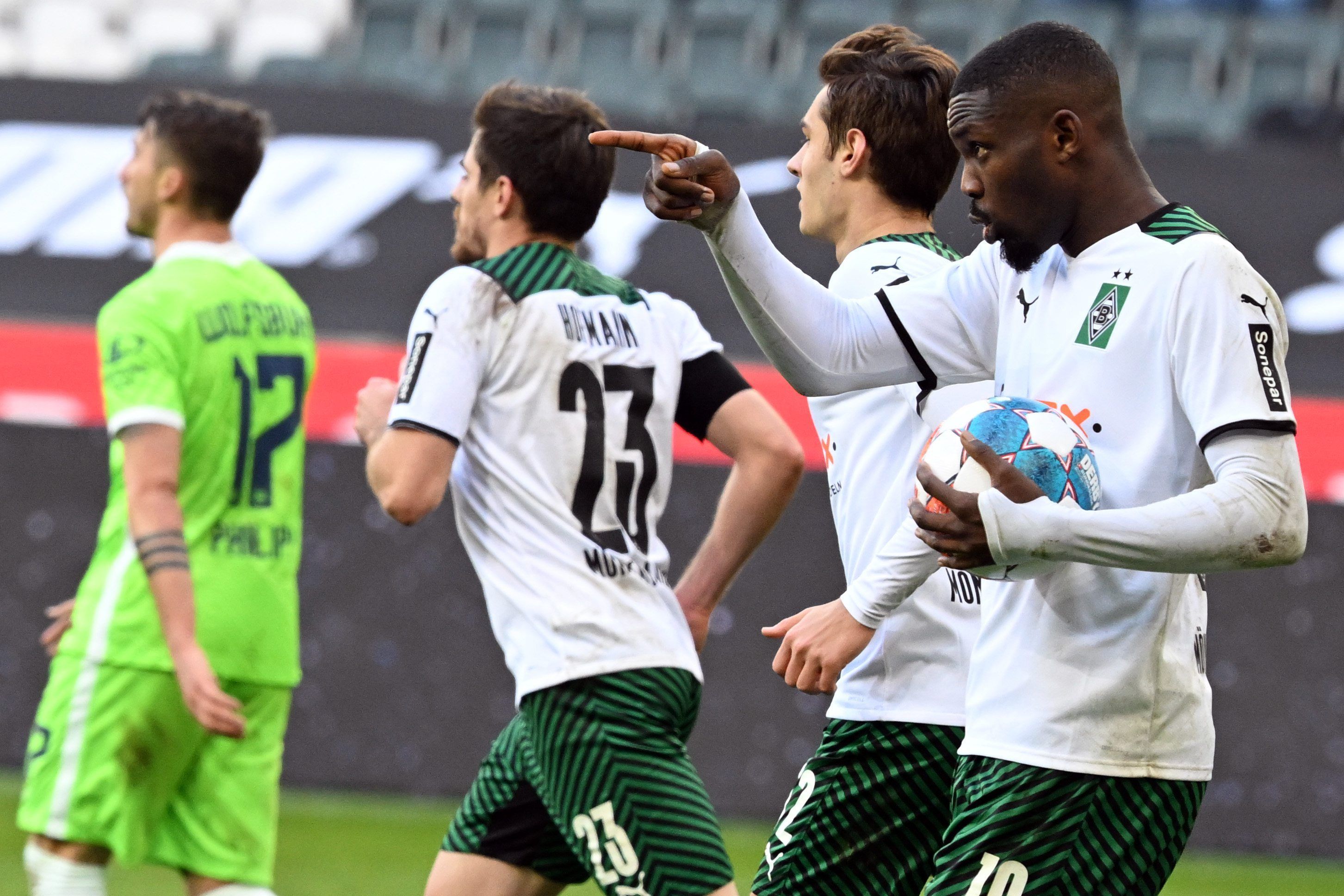 Marcus Thuram zeigt mit dem Finger außerhalb der Kamera