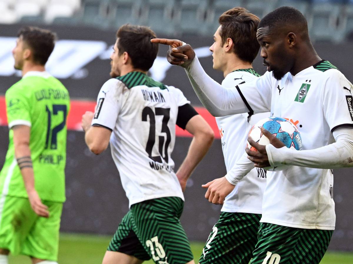 Marcus Thuram zeigt mit dem Finger außerhalb der Kamera
