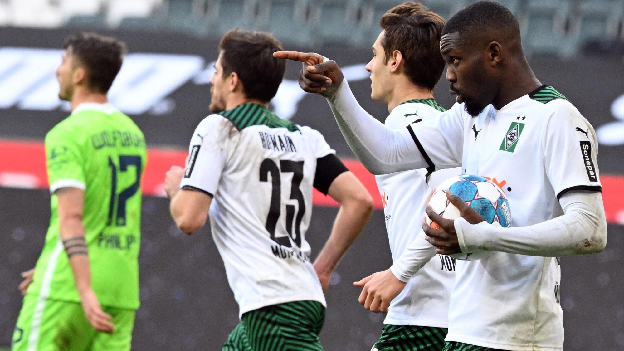 Marcus Thuram zeigt mit dem Finger außerhalb der Kamera