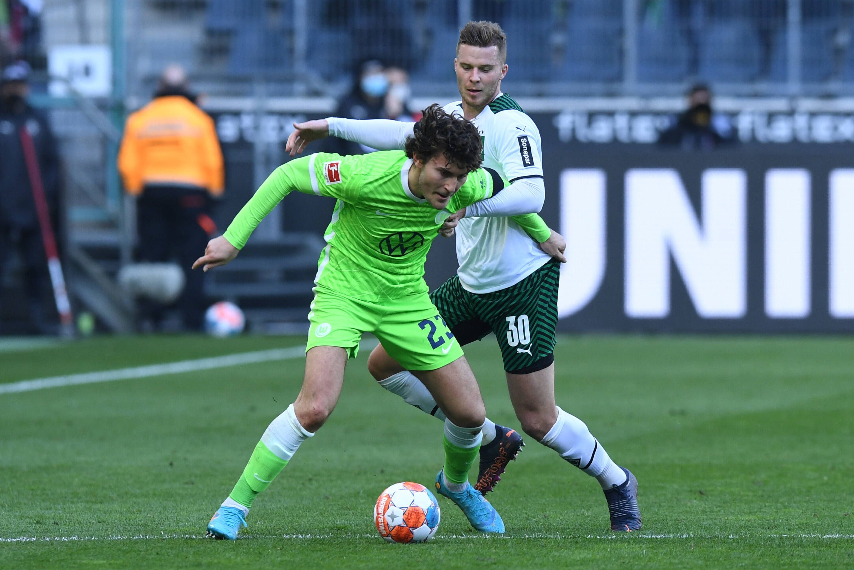 Nico Elvedi, Abwehrspieler von Borussia Mönchengladbach, im Zweikampf mit Wolfsburg-Profi Jonas Wind während des Bundesliga-Duells am 26. Februar 2022 im Borussia-Park. Wind schirmt den Ball ab.
