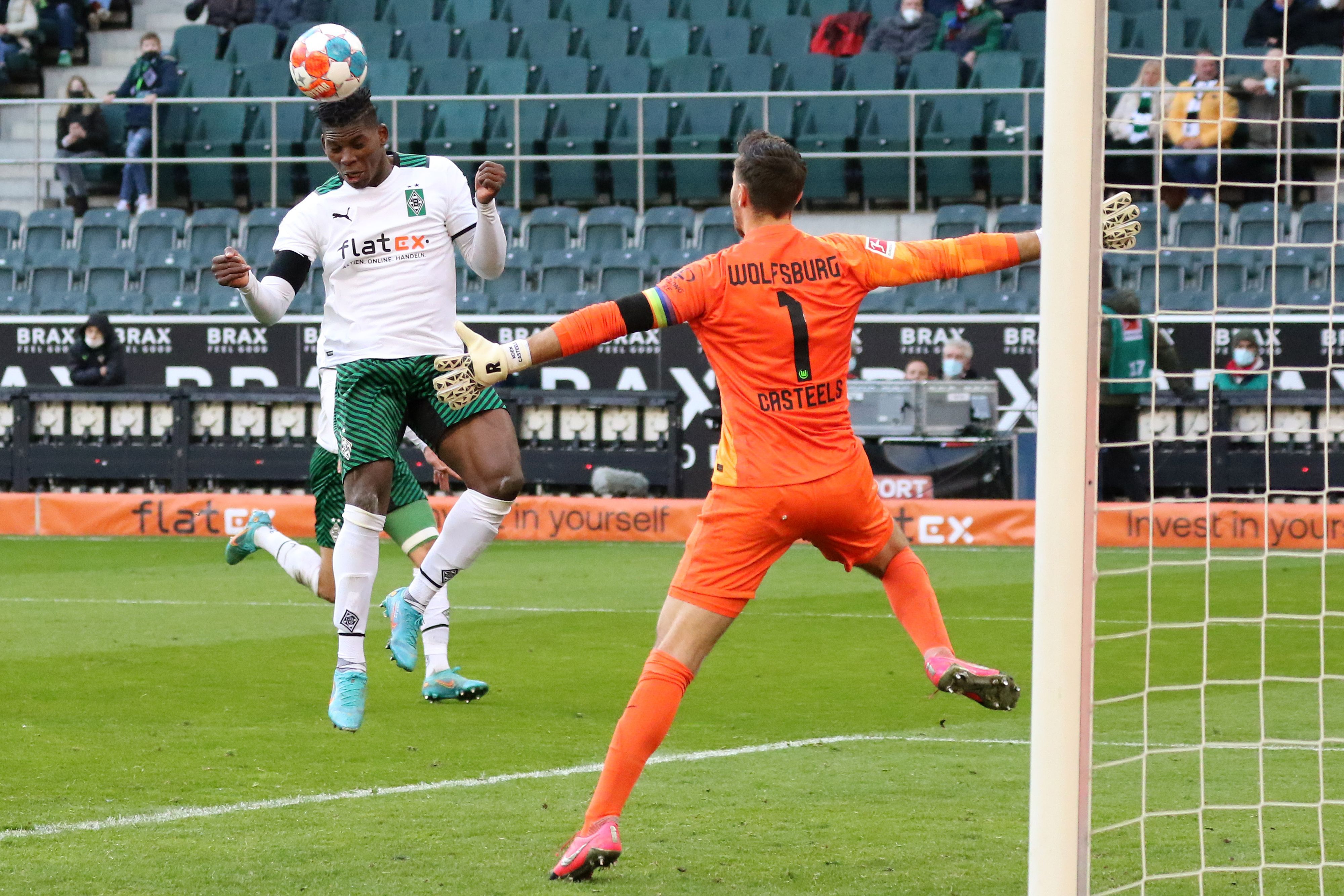 Breel Embolo (l.) von Borussia Mönchengladbach beim 2:2 gegen den VfL Wolfsburg am 26. Februar 2022 im Borussia-Park.
