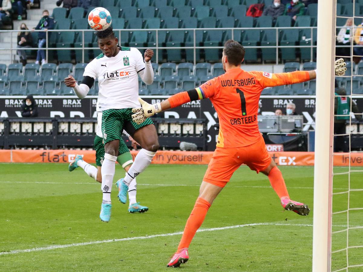 Breel Embolo (l.) von Borussia Mönchengladbach beim 2:2 gegen den VfL Wolfsburg am 26. Februar 2022 im Borussia-Park.