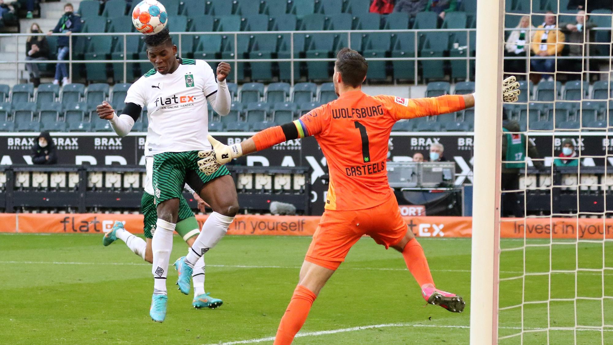 Breel Embolo (l.) von Borussia Mönchengladbach beim 2:2 gegen den VfL Wolfsburg am 26. Februar 2022 im Borussia-Park.