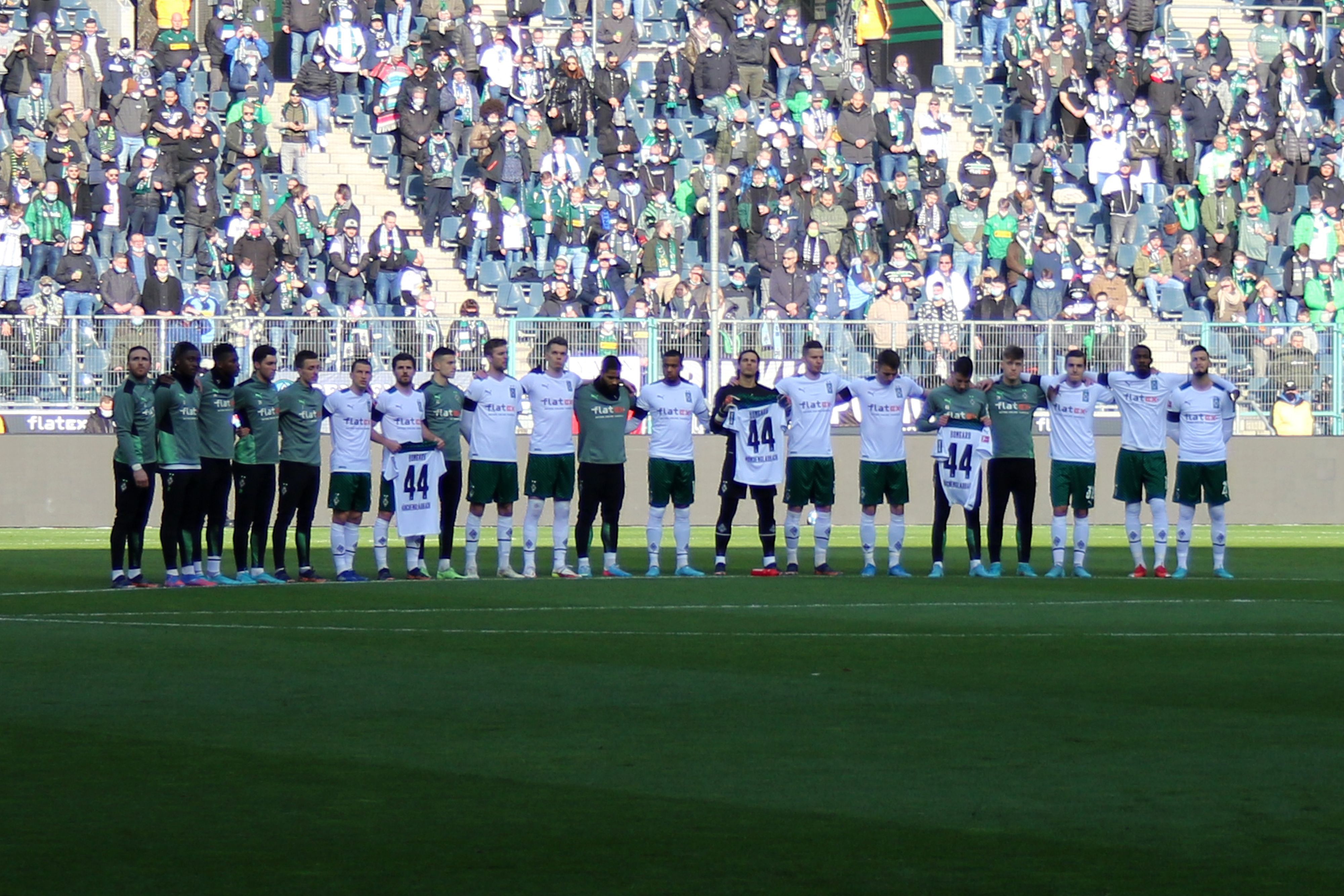 Borussia Mönchengladbach ehrte den verstorbenen Jugendspieler Jordi Bongard vor dem Spiel gegen den VfL Wolfsburg am Samstag (26. Februar 2022) mit einer Schweigeminute.