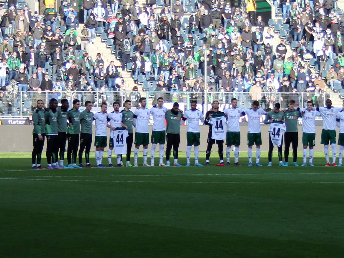 Borussia Mönchengladbach ehrte den verstorbenen Jugendspieler Jordi Bongard vor dem Spiel gegen den VfL Wolfsburg am Samstag (26. Februar 2022) mit einer Schweigeminute.