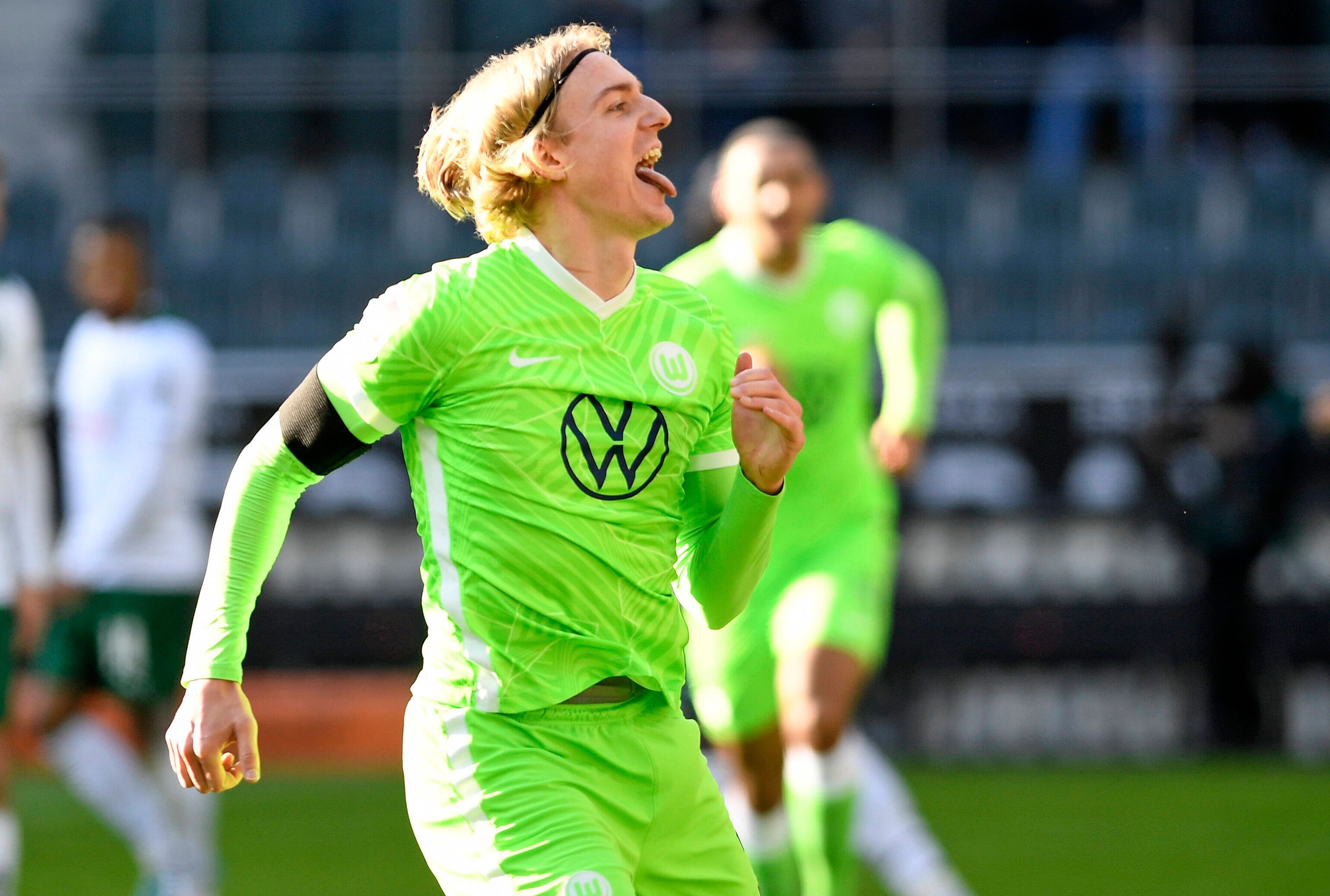 Abwehrspieler Sebastiaan Bornauw vom VfL Wolfsburg bejubelt vor der Nordkurve im Borussia-Park seinen Treffer zum zwischenzeitlichen 2:0 im Bundesliga-Duell gegen Borussia Mönchengladbach. Bornauw streckt die Zunge raus.