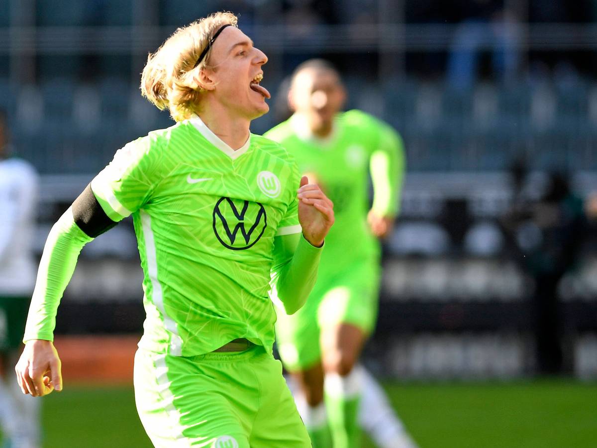 Abwehrspieler Sebastiaan Bornauw vom VfL Wolfsburg bejubelt vor der Nordkurve im Borussia-Park seinen Treffer zum zwischenzeitlichen 2:0 im Bundesliga-Duell gegen Borussia Mönchengladbach. Bornauw streckt die Zunge raus.