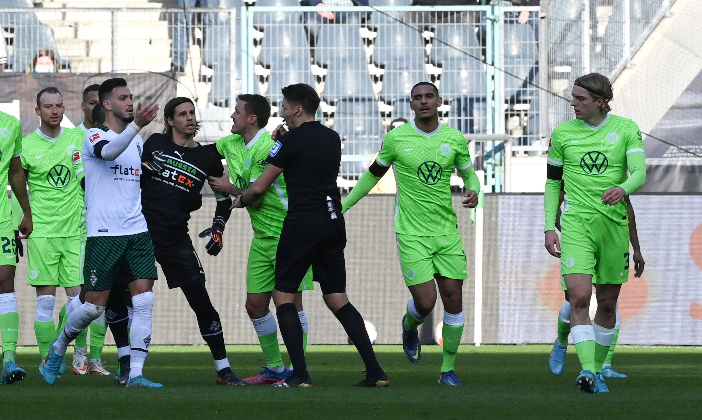 Mit seinen provokativen Gesten Richtung Gladbach-Fans hat Sebastiaan Bornauw (r.) vom VfL Wolfsburg für eine sogenannte Rudelbildung im Borussia-Park gesorgt. Max Kruse (4.v.r.) hält Borussia-Keeper Yann Sommer zurück. Bornauw blickt nach hinten.