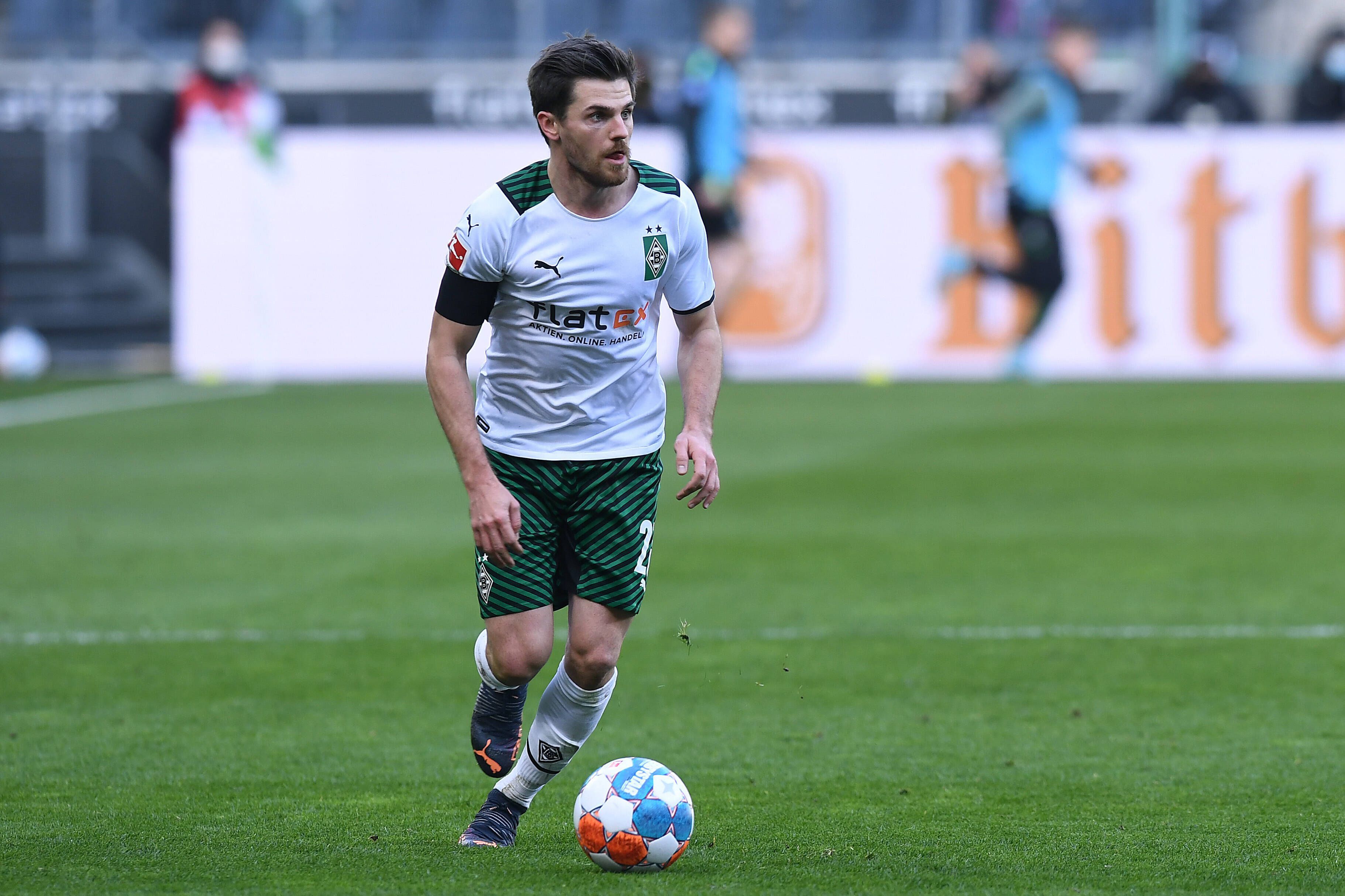 Jonas Hofmann kontrolliert den Ball am 26. Februar 2022 beim Bundesliga-Spiel zwischen Borussia Mönchengladbach und dem VfL Wolfsburg im Borussia-Park.