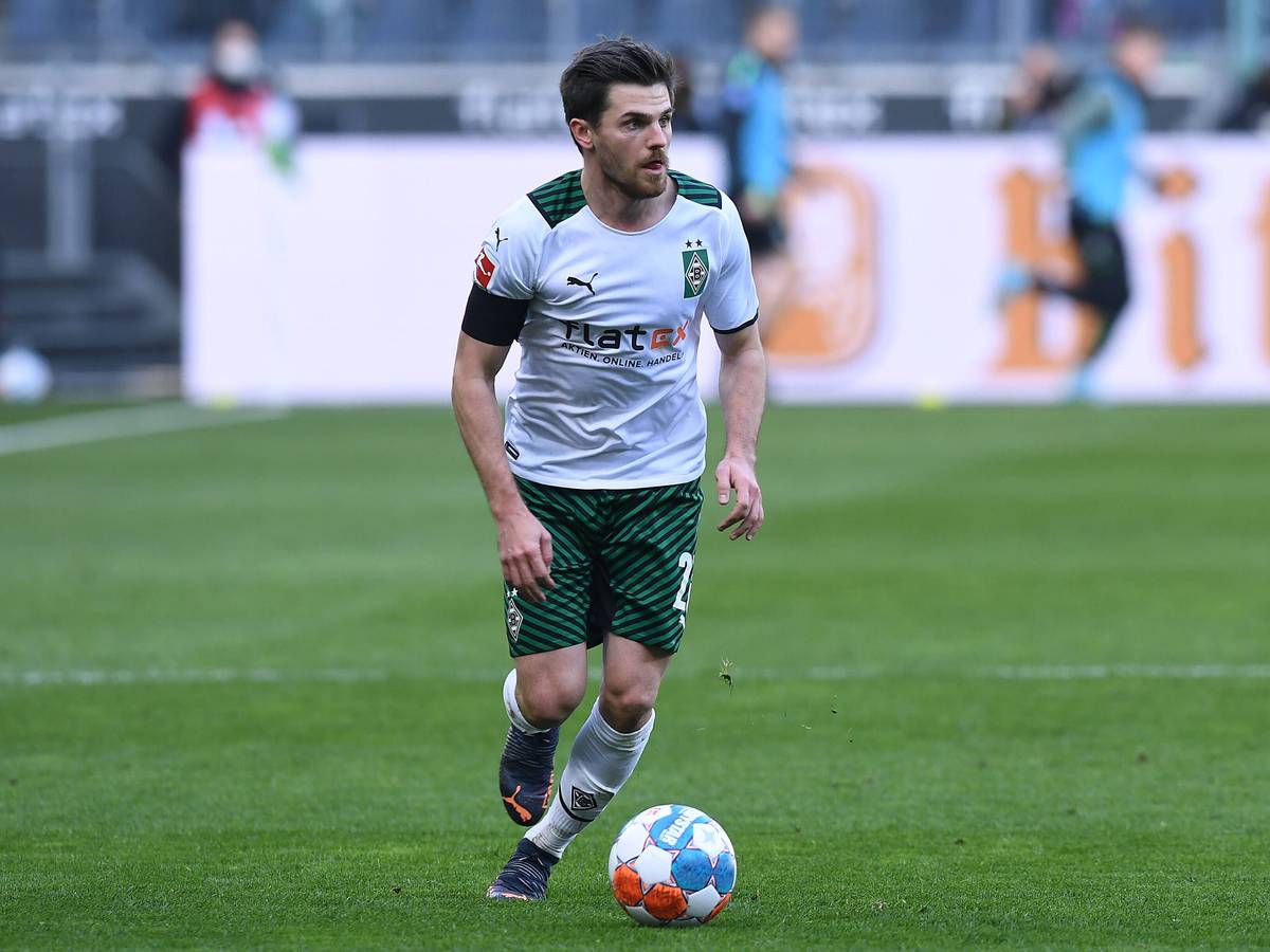 Jonas Hofmann kontrolliert den Ball am 26. Februar 2022 beim Bundesliga-Spiel zwischen Borussia Mönchengladbach und dem VfL Wolfsburg im Borussia-Park.