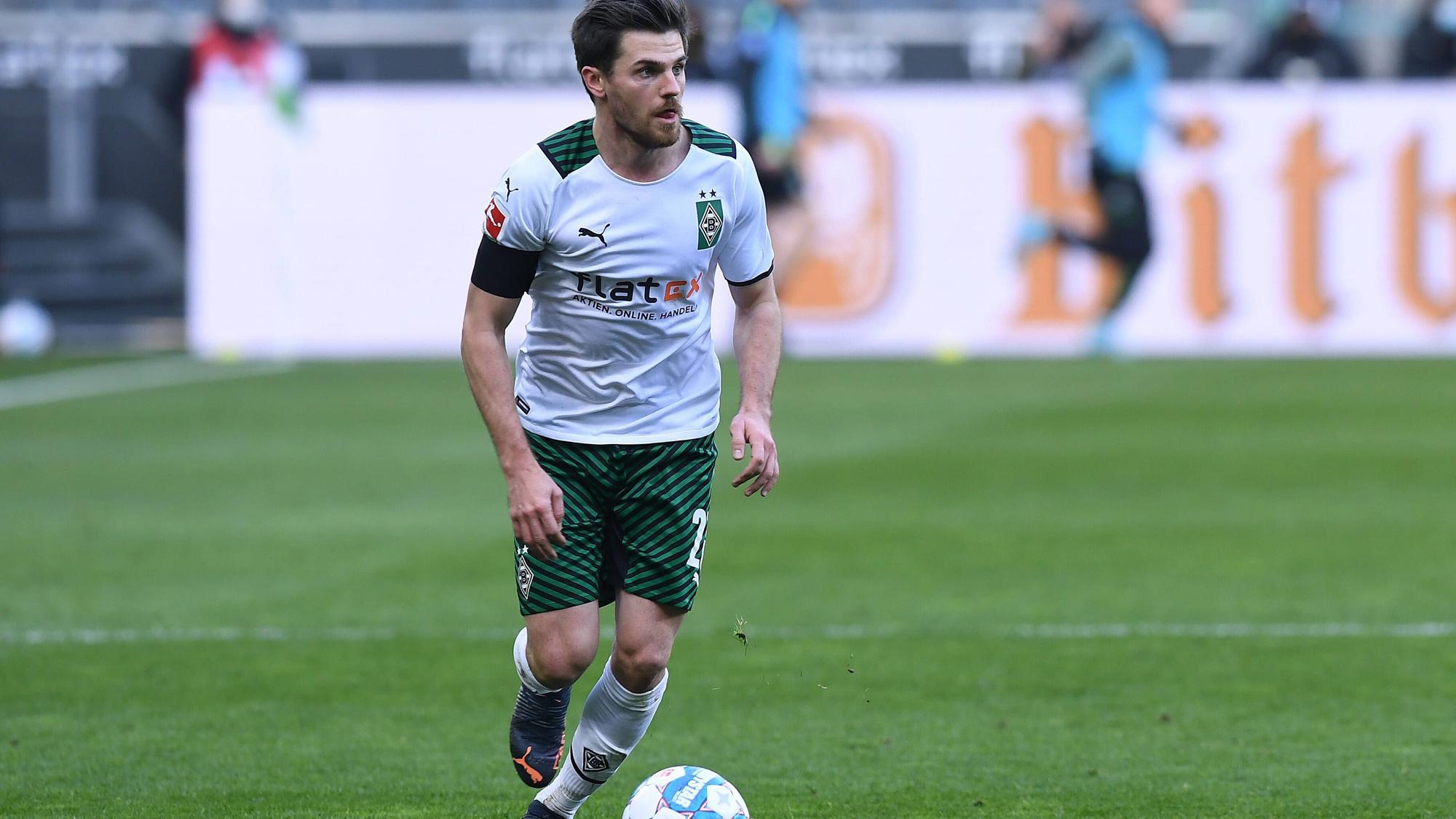 Jonas Hofmann kontrolliert den Ball am 26. Februar 2022 beim Bundesliga-Spiel zwischen Borussia Mönchengladbach und dem VfL Wolfsburg im Borussia-Park.