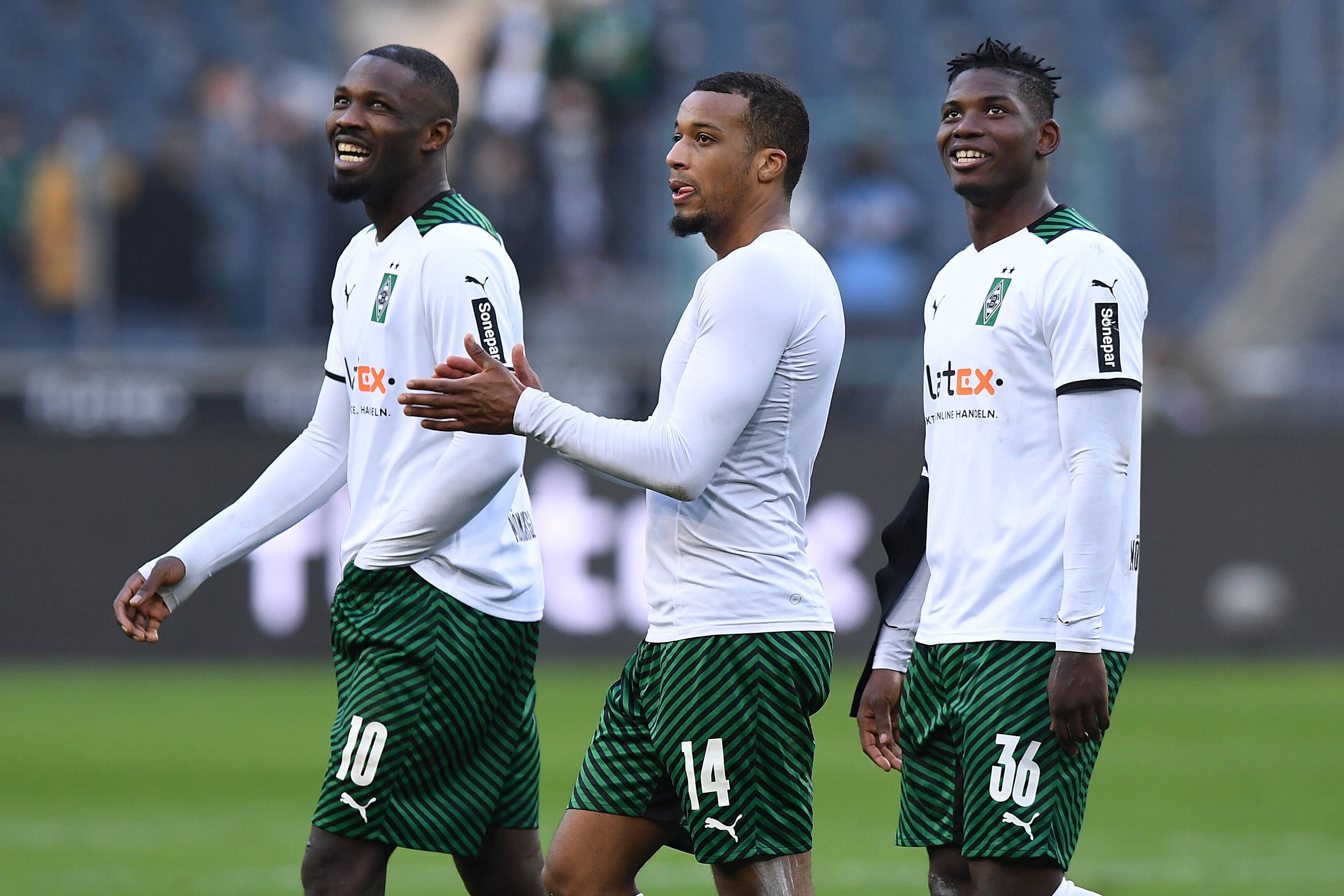 Marcus Thuram (l.), Alassane Plea (M.) und Breel Embolo (r.) unter sich: Die Stürmer von Fußball-Bundesligist Borussia Mönchengladbach haben nach dem Duell gegen Wolfsburg (26. Februar 2022) auch mal wieder lachen können. Plea klatscht in die Hände.
