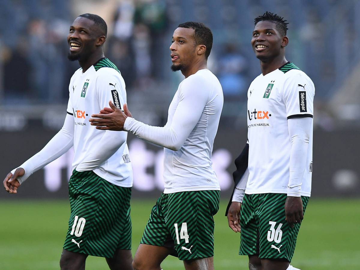 Marcus Thuram (l.), Alassane Plea (M.) und Breel Embolo (r.) unter sich: Die Stürmer von Fußball-Bundesligist Borussia Mönchengladbach haben nach dem Duell gegen Wolfsburg (26. Februar 2022) auch mal wieder lachen können. Plea klatscht in die Hände.