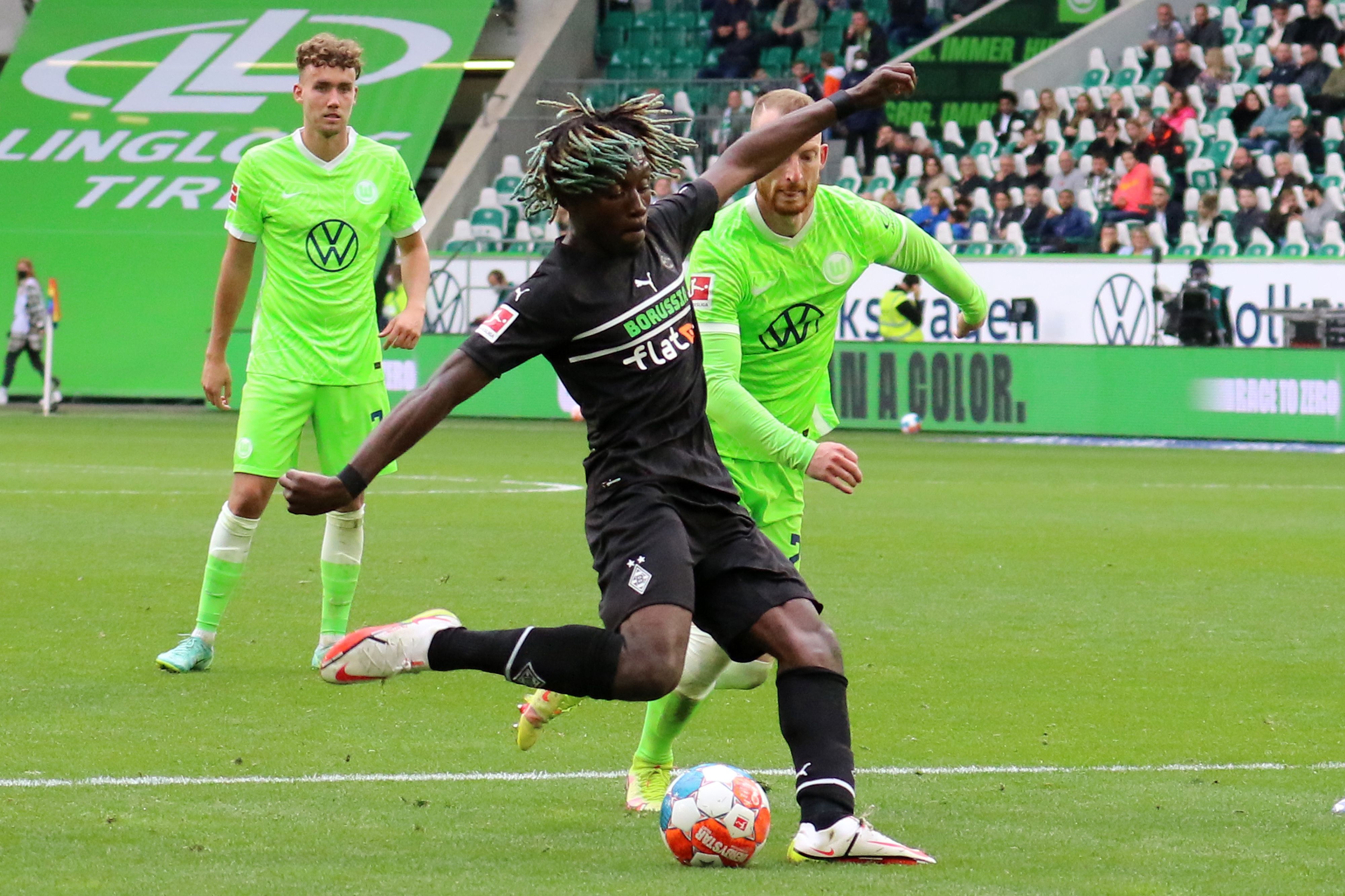 Manu Koné schießt einen Ball im Spiel gegen den VfL Wolfsburg am 26. Februar 2022.