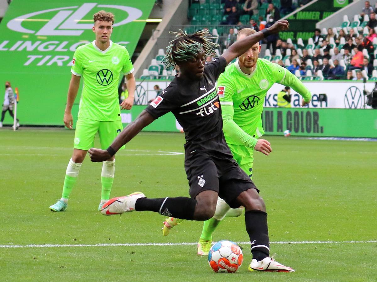 Manu Koné schießt einen Ball im Spiel gegen den VfL Wolfsburg am 26. Februar 2022.
