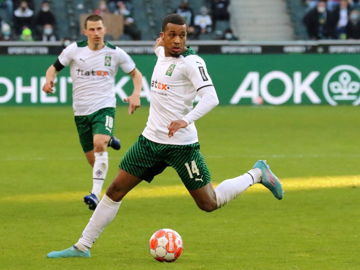 Offensivspieler Alassane Plea von Borussia Mönchengladbach. Auf diesem Bild ist der Franzose am 26. Februar 2022 während des Bundesliga-Spiels gegen den VfL Wolfsburg im Borussia Park zu sehen.