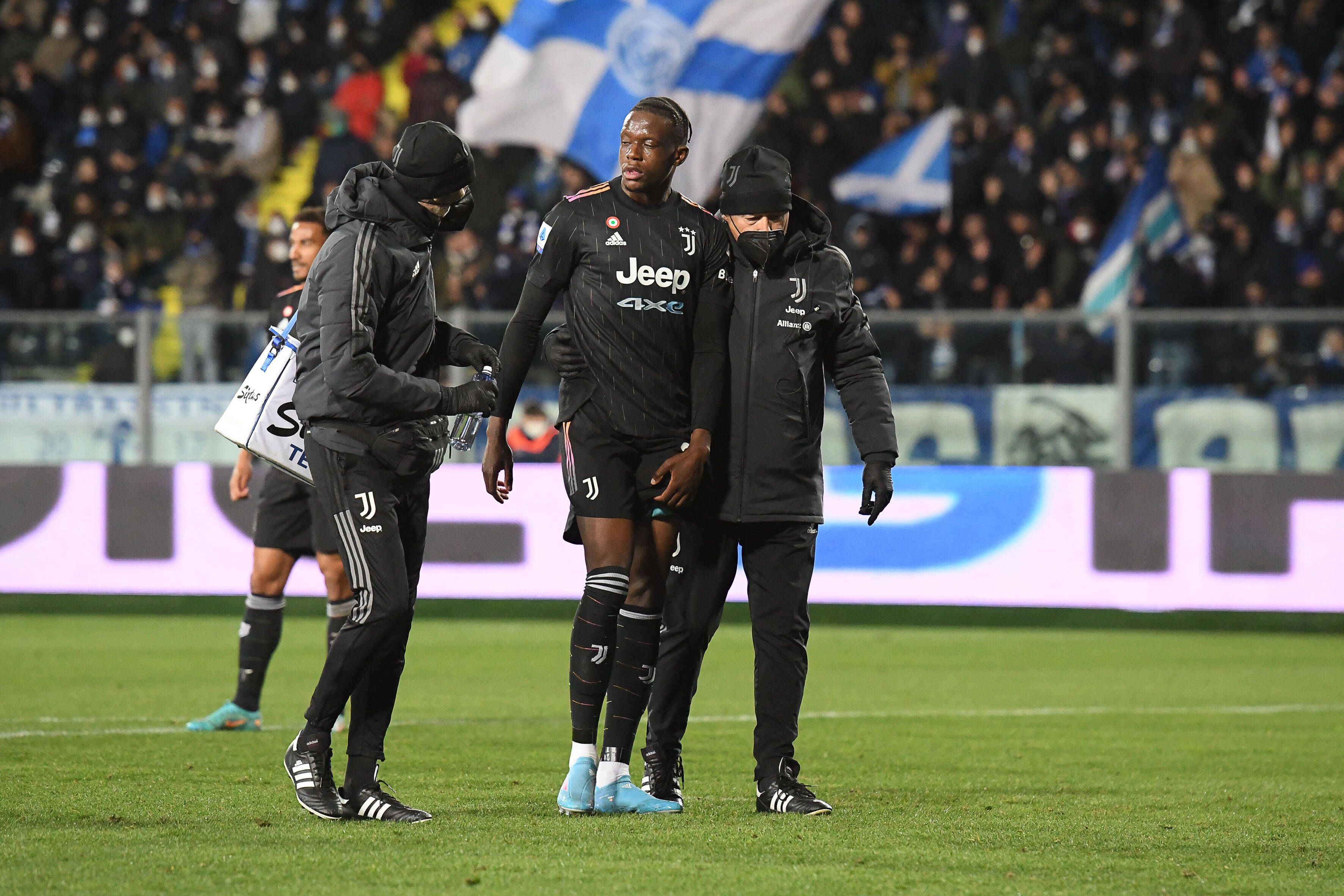 Denis Zakaria (Mitte), ehemaliger Spieler von Borussia Mönchengladbach, verlässt am Samstag (26. Februar 2022) nach nur 37 Minuten gegen den FC Empoli das Feld. Er wird Juventus Turin einige Wochen fehlen.